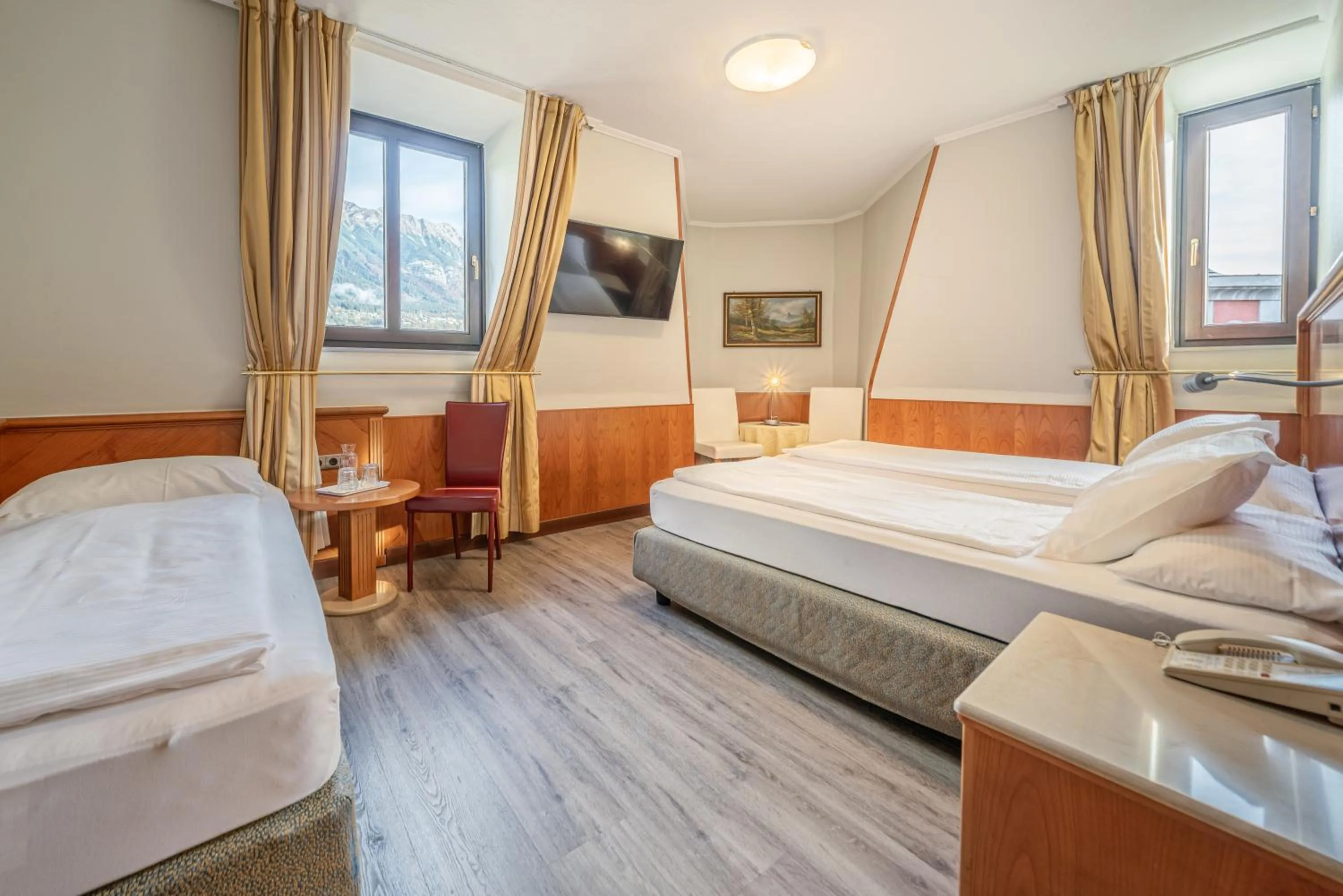 Bed in Hotel Neue Post I self check-in