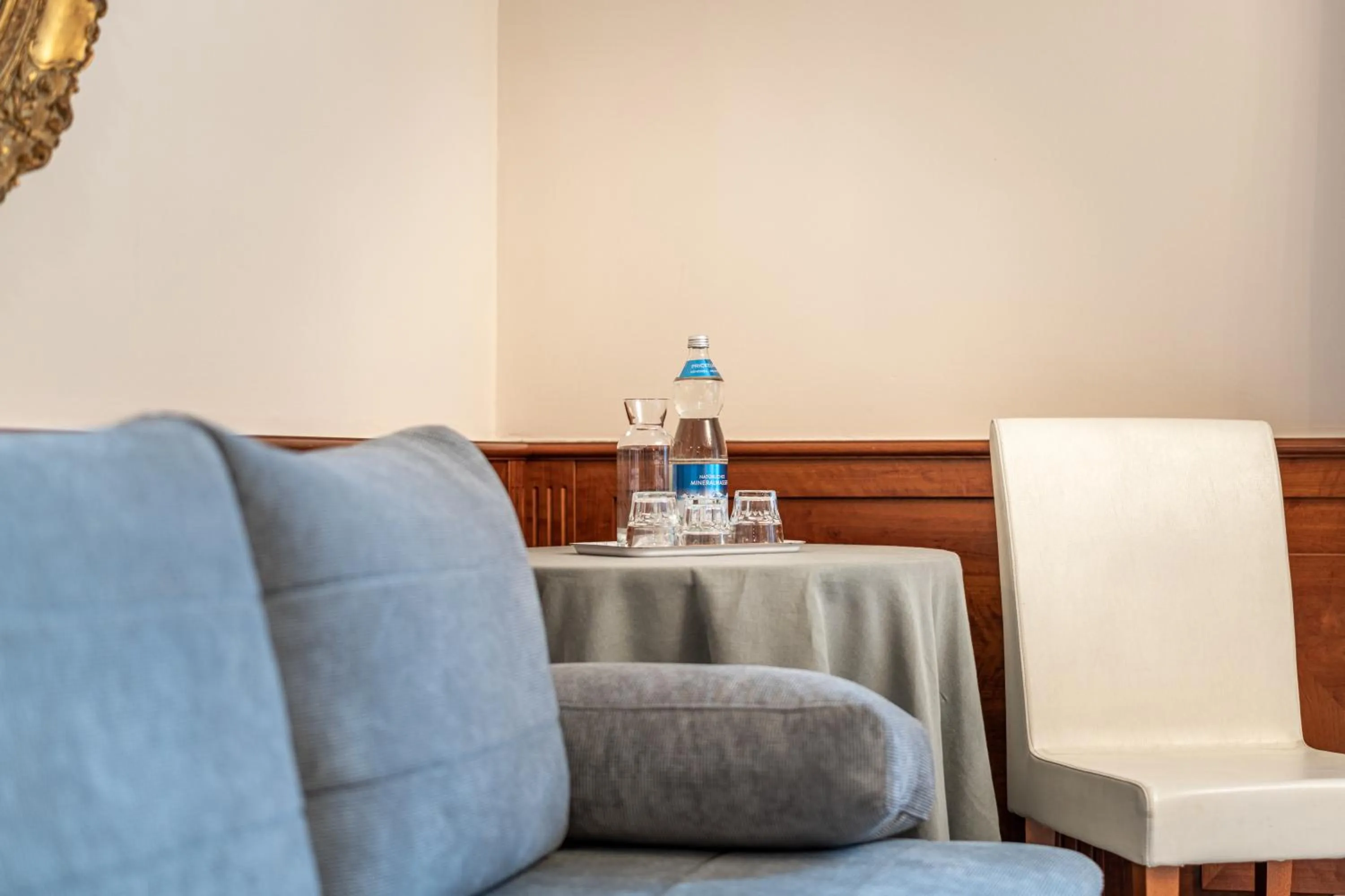 Seating area in Hotel Neue Post I self check-in