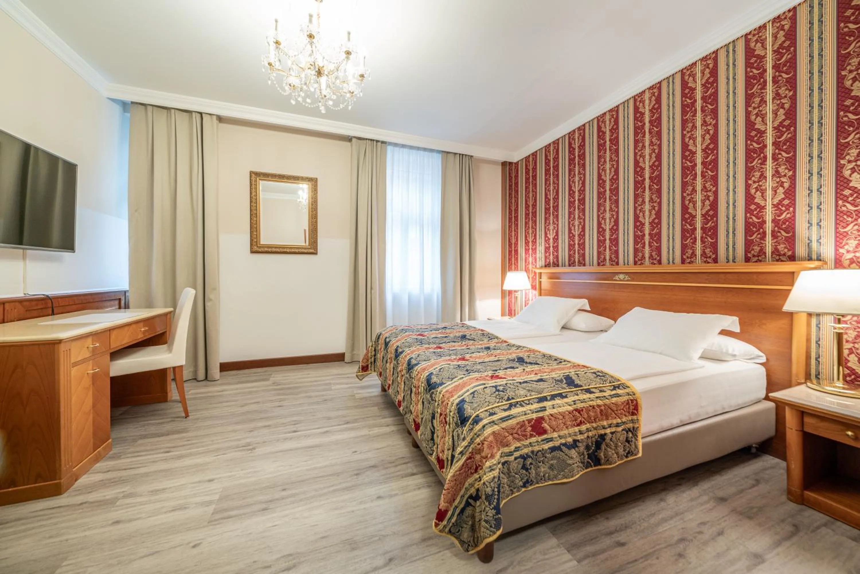 Bed in Hotel Neue Post I self check-in