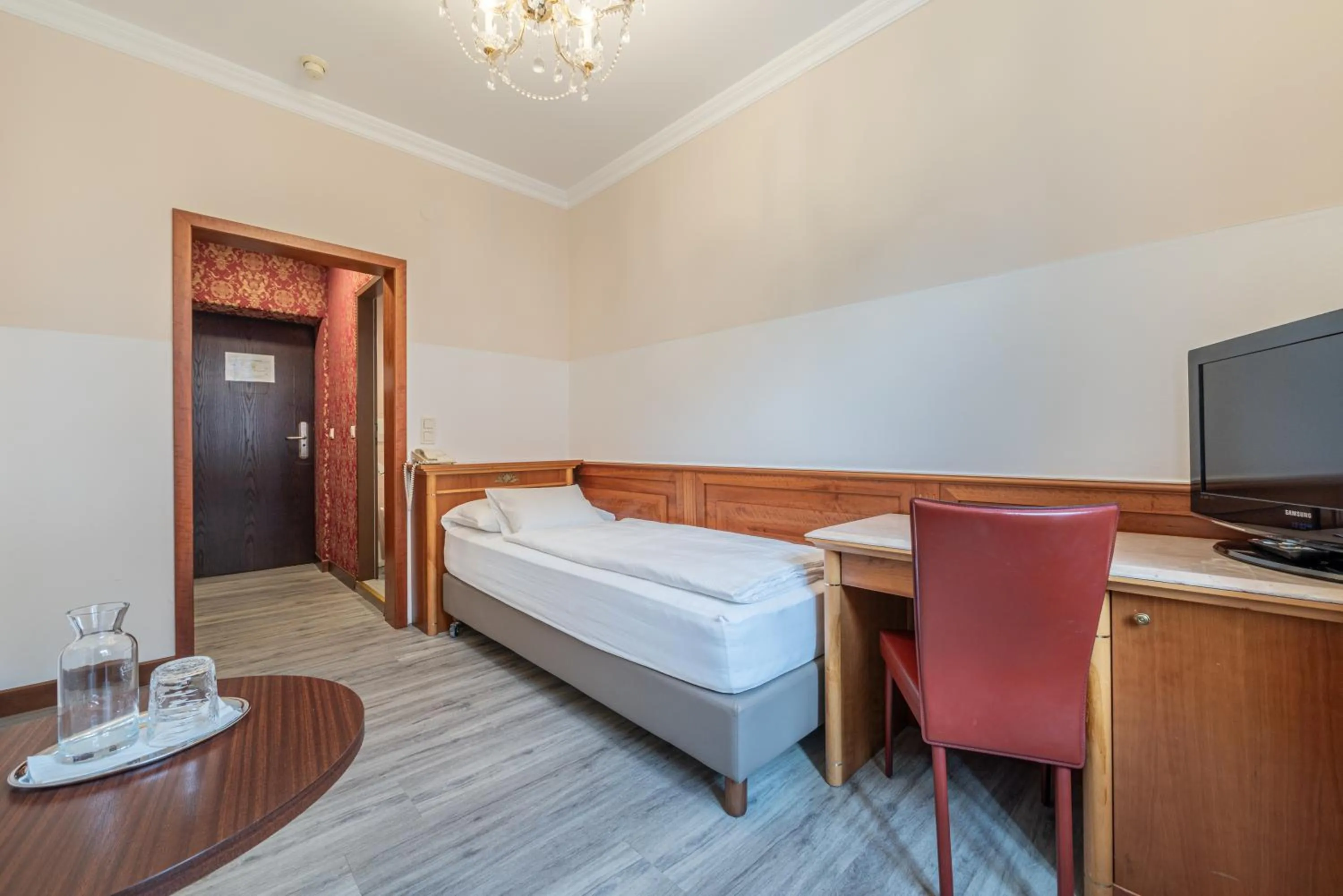 Bed in Hotel Neue Post I self check-in