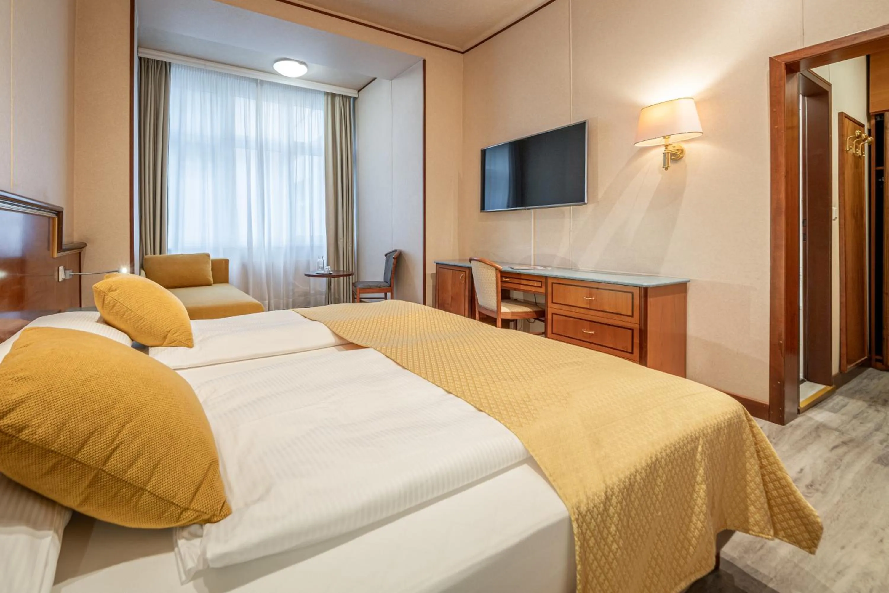 Bed in Hotel Neue Post I self check-in