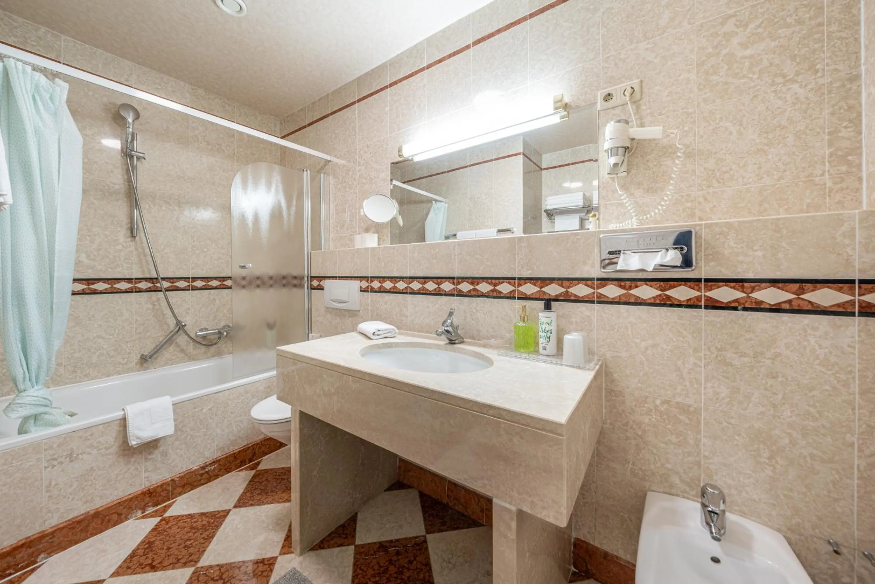 Toilet in Hotel Neue Post I self check-in