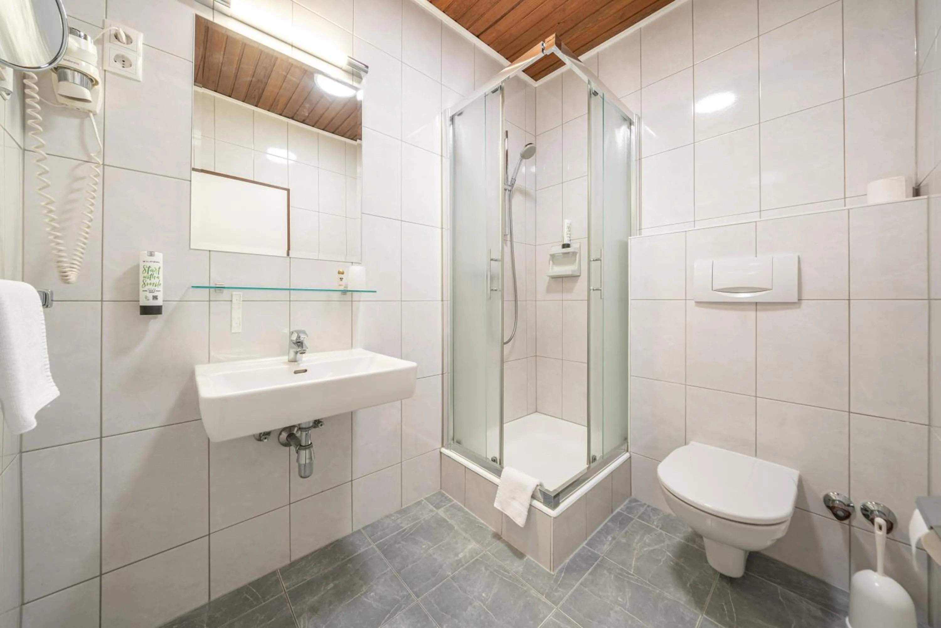 Shower in Hotel Neue Post I self check-in