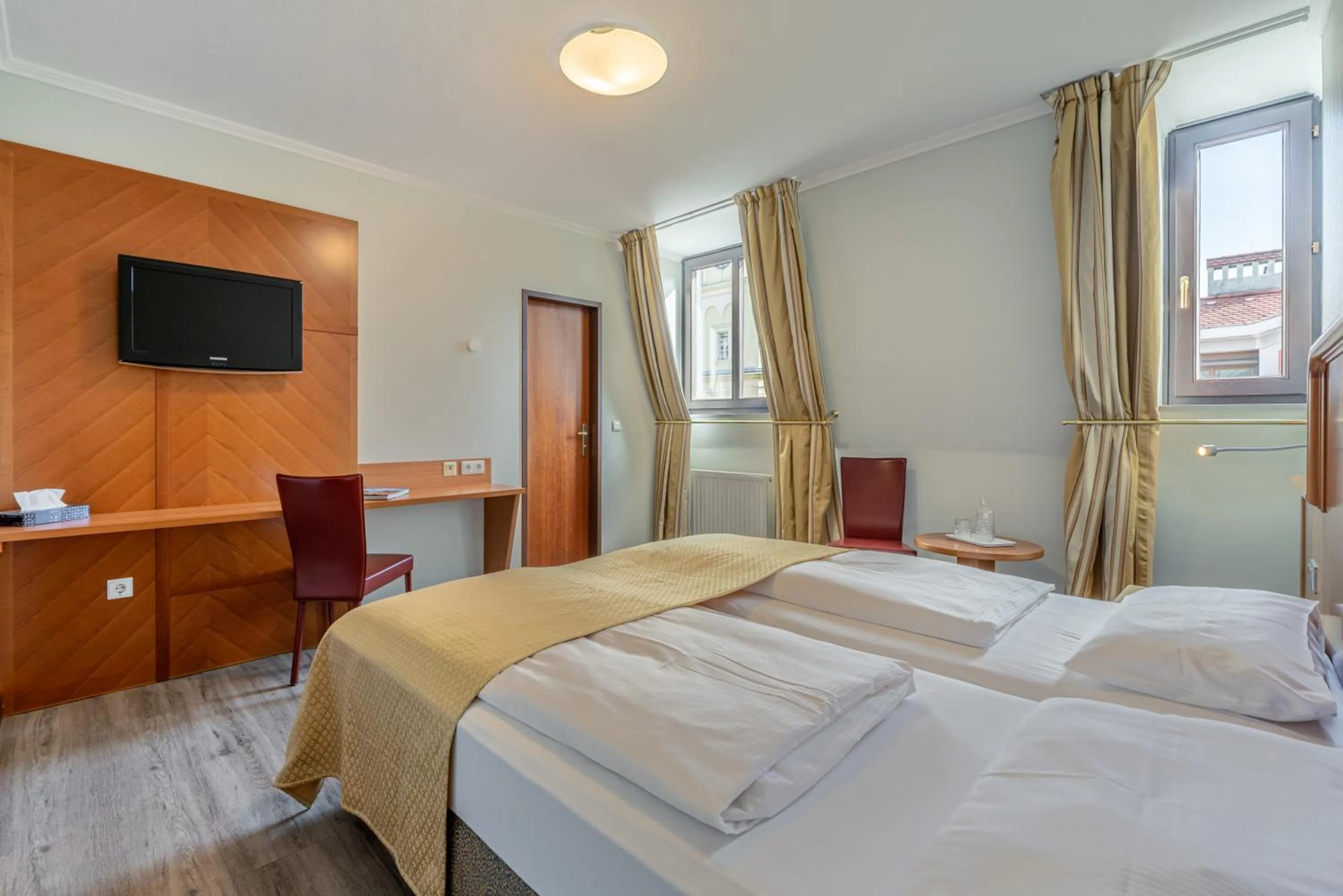 Bed in Hotel Neue Post I self check-in