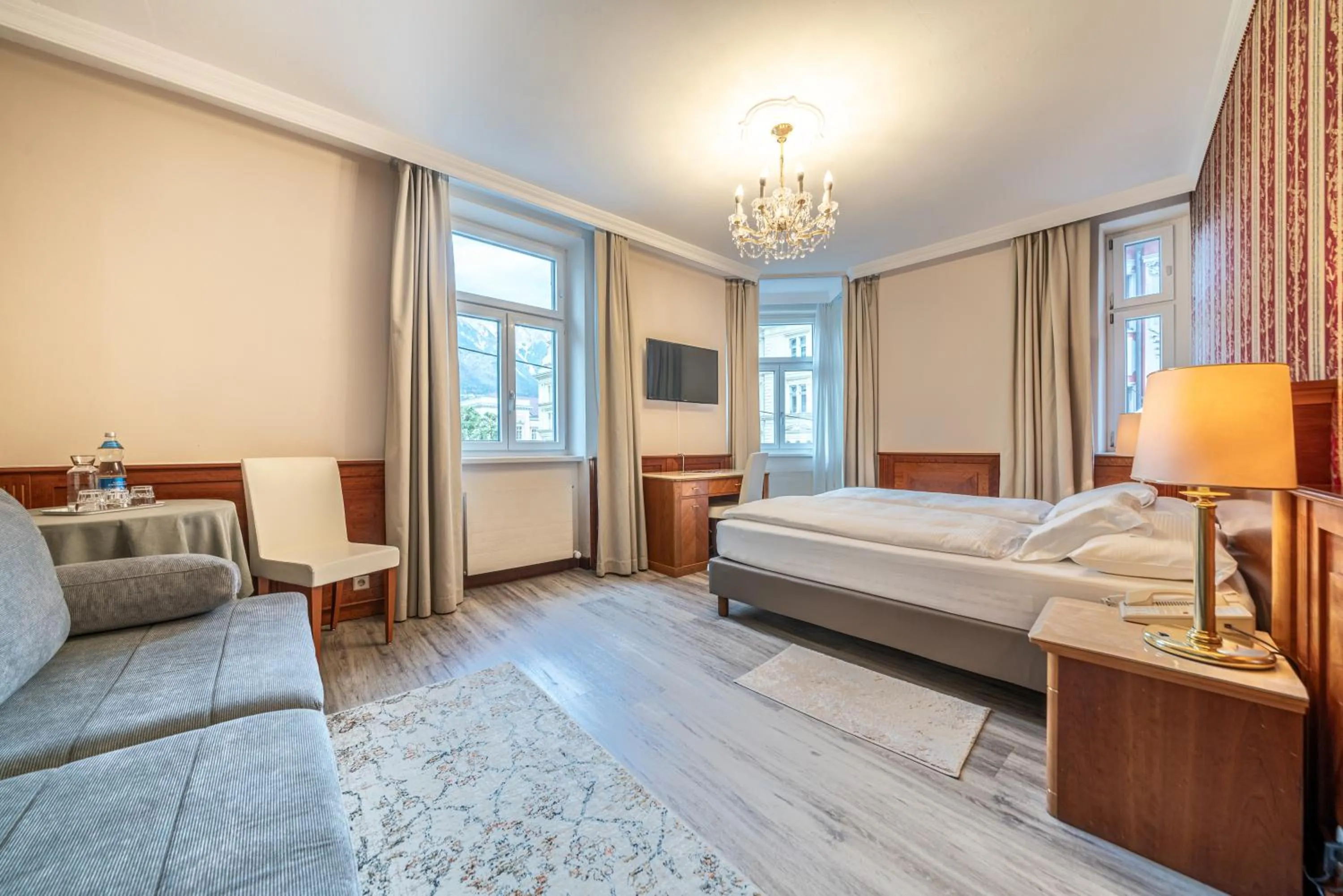 Bed in Hotel Neue Post I self check-in