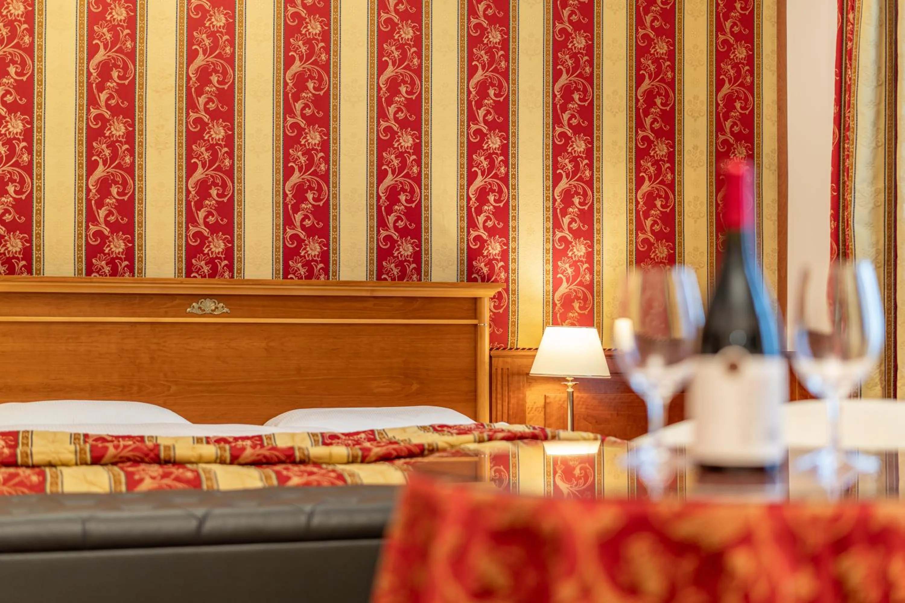 Bed in Hotel Neue Post I self check-in