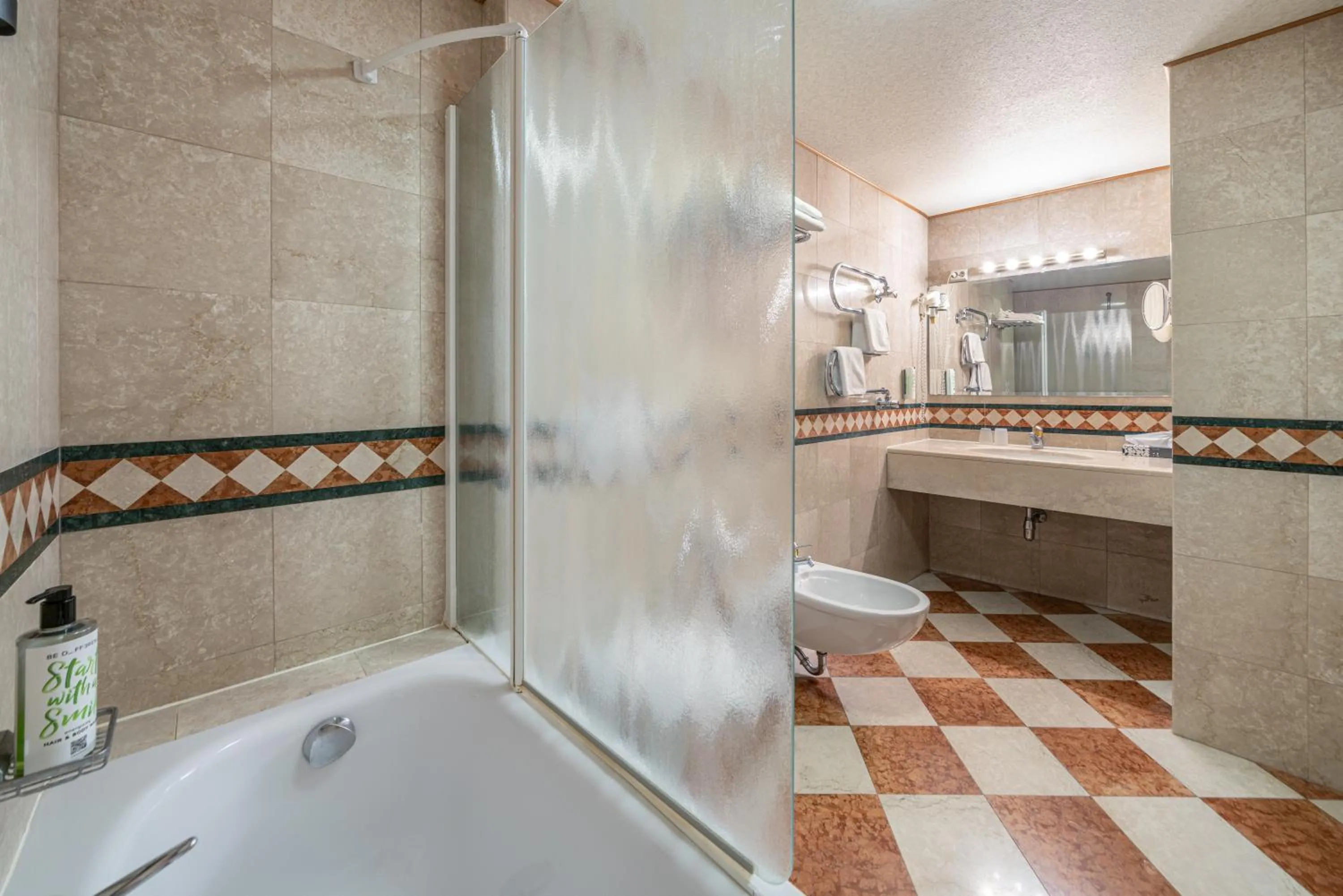 Toilet in Hotel Neue Post I self check-in