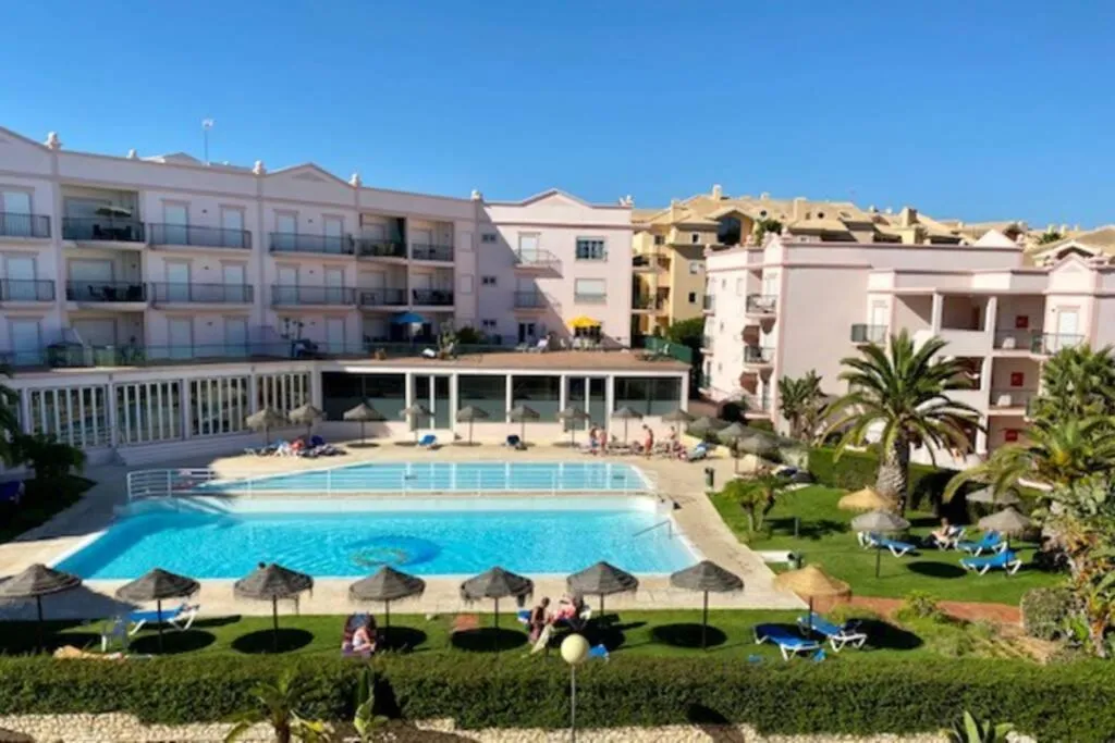Lovely 2 bedroom apartment including pool, stunning ocean views & beach closeby