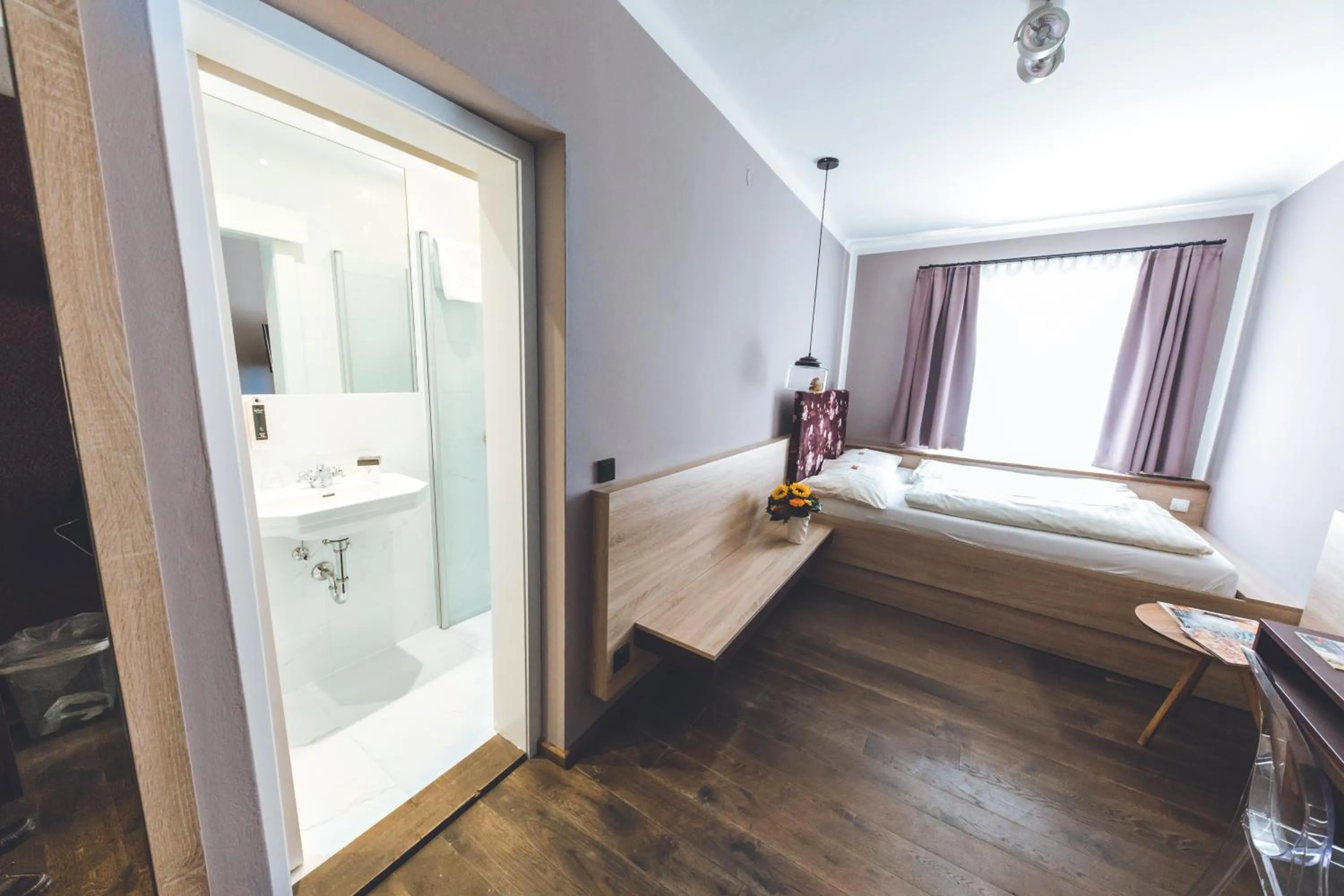 Bathroom, Bed in Altstadthotel Kasererbräu