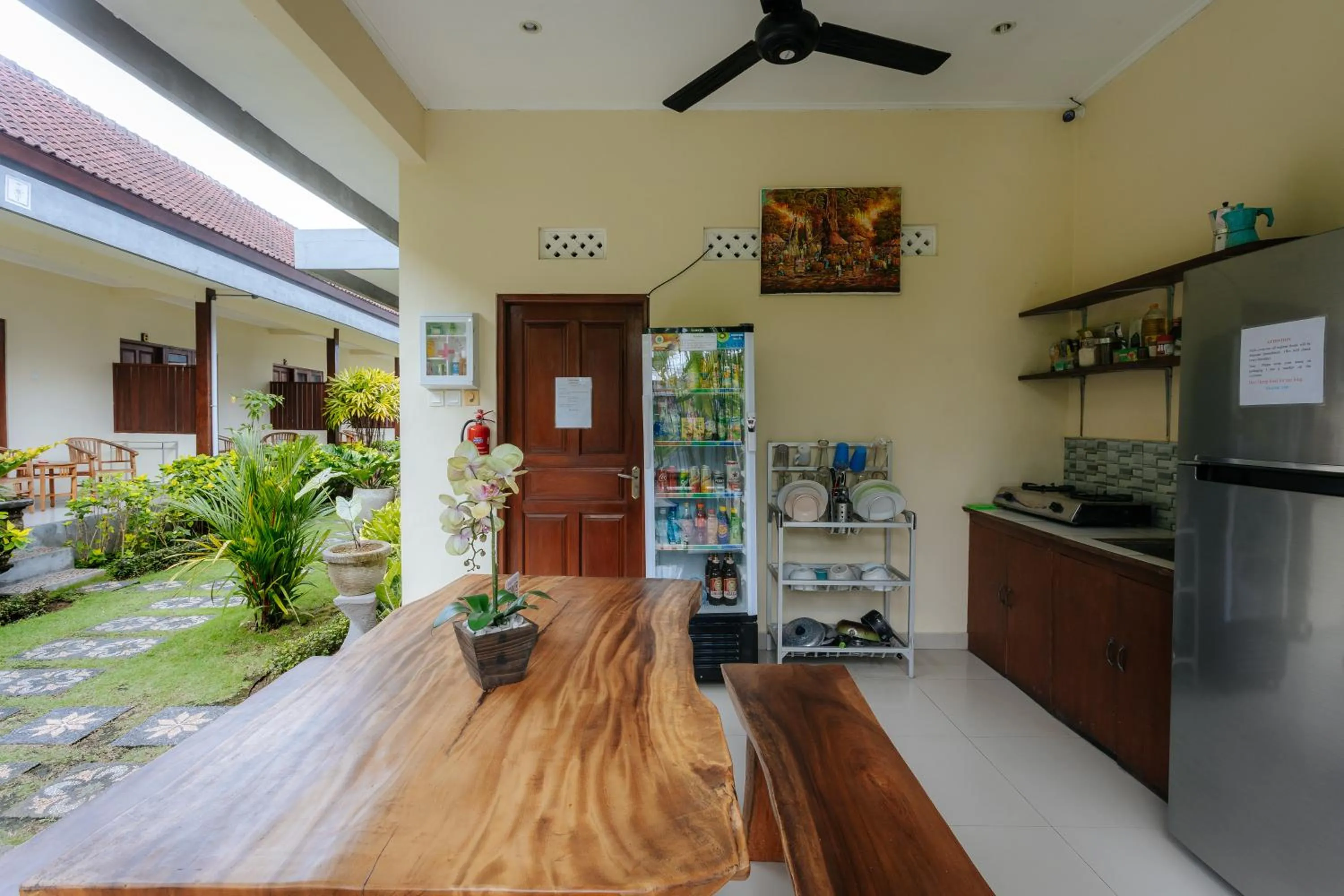 Dining area in BUBU CANGGU Guesthouse