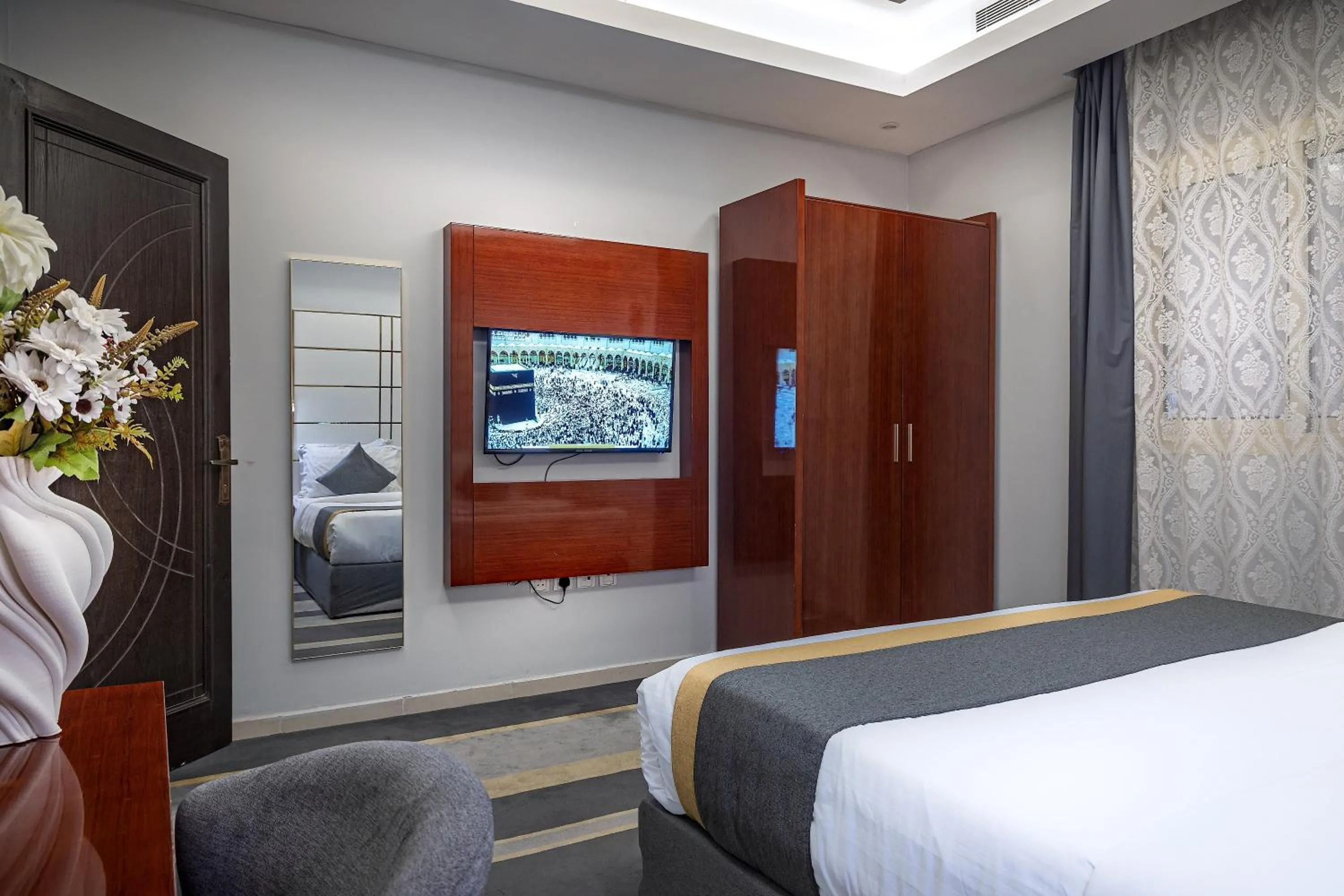 Communal lounge/ TV room, Bed in Rasis Serviced Apartments