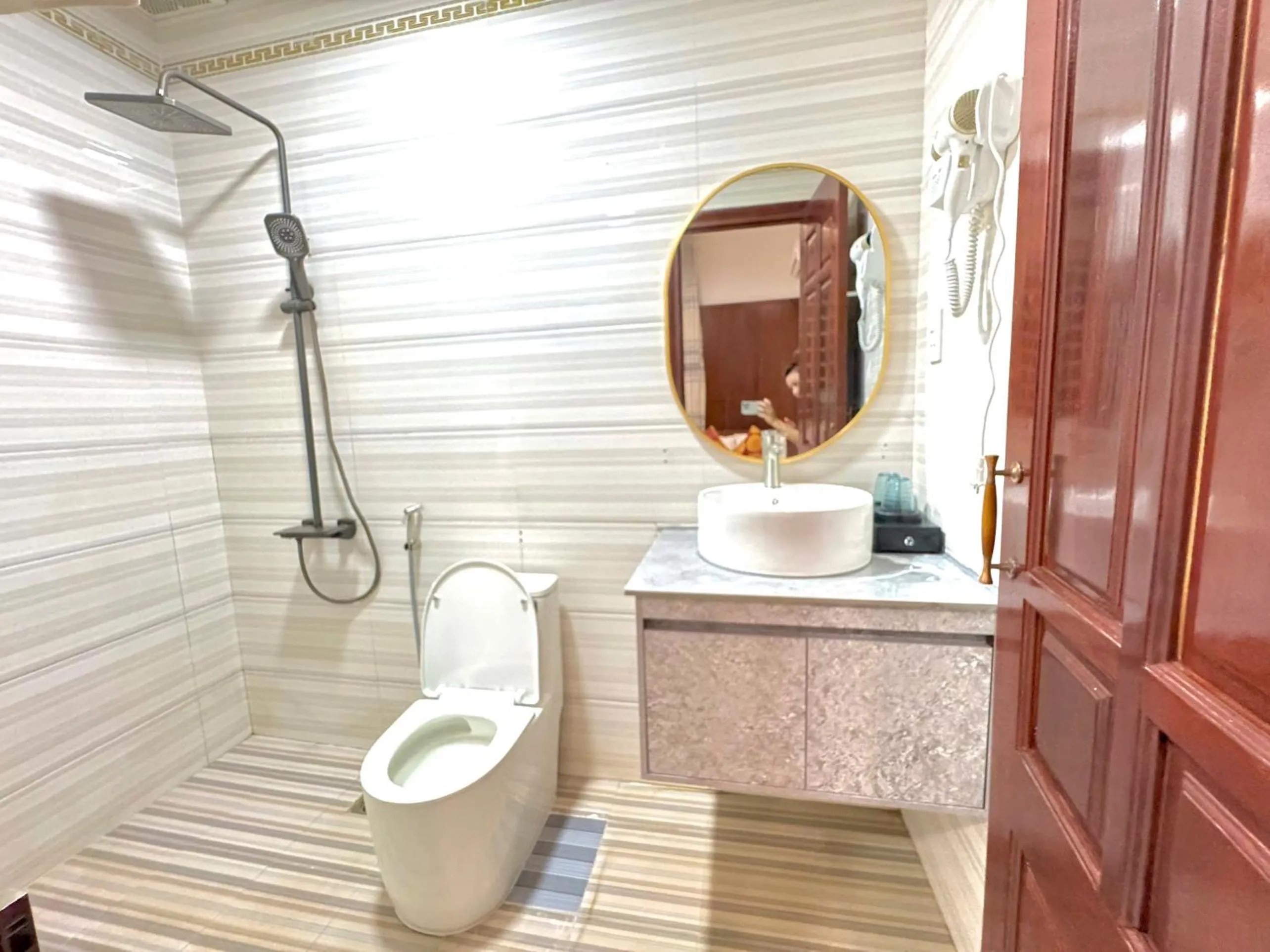 Shower in Hoàng Anh hotel