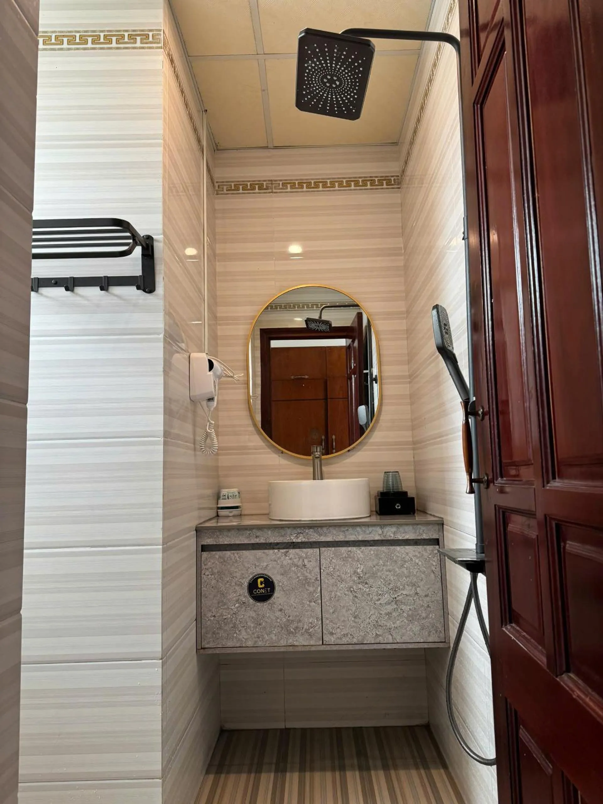 Shower in Hoàng Anh hotel