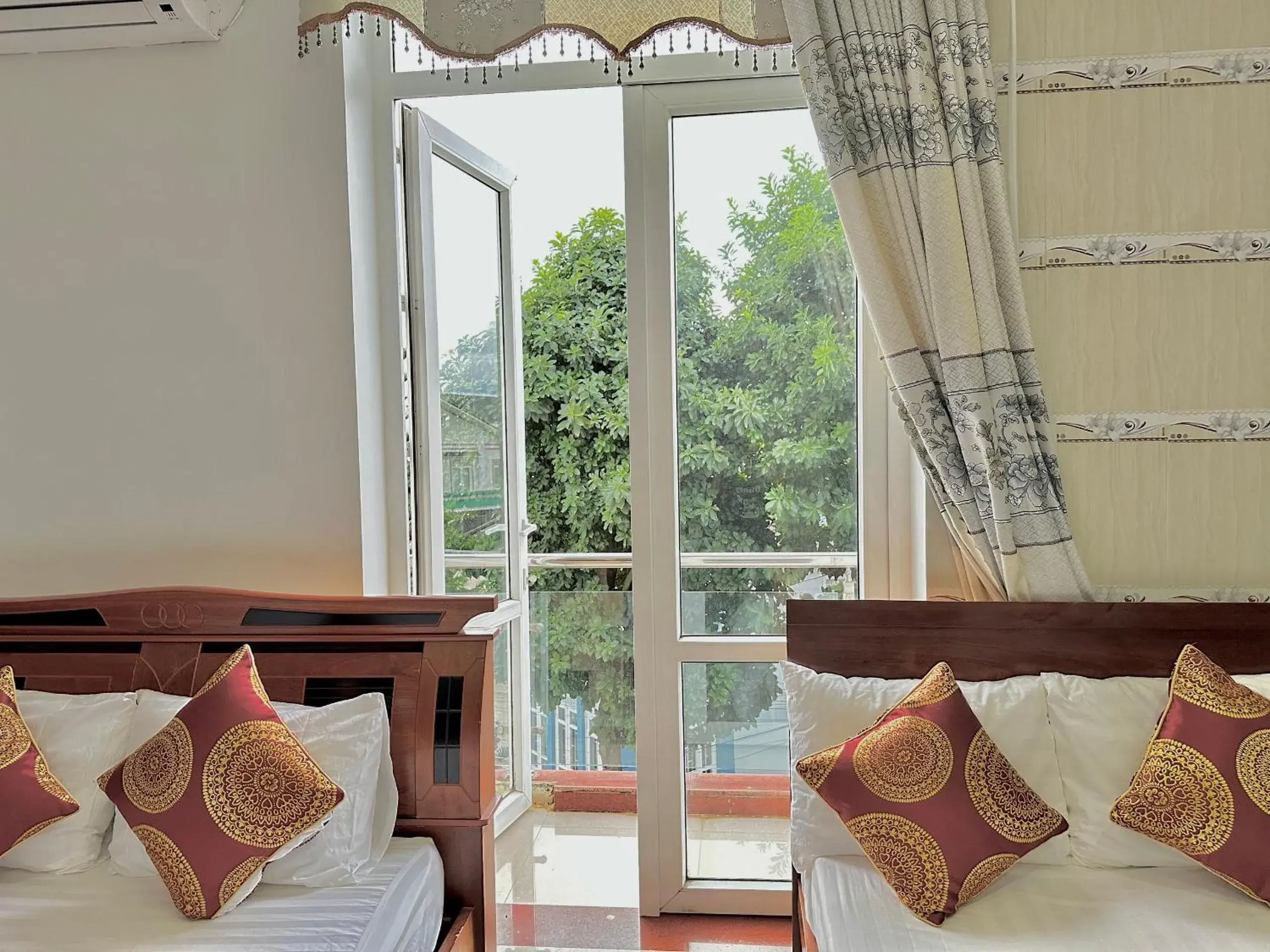 Balcony/Terrace, Bed in Hoàng Anh hotel Balcony/Terrace, Bed in Hoàng Anh hotel