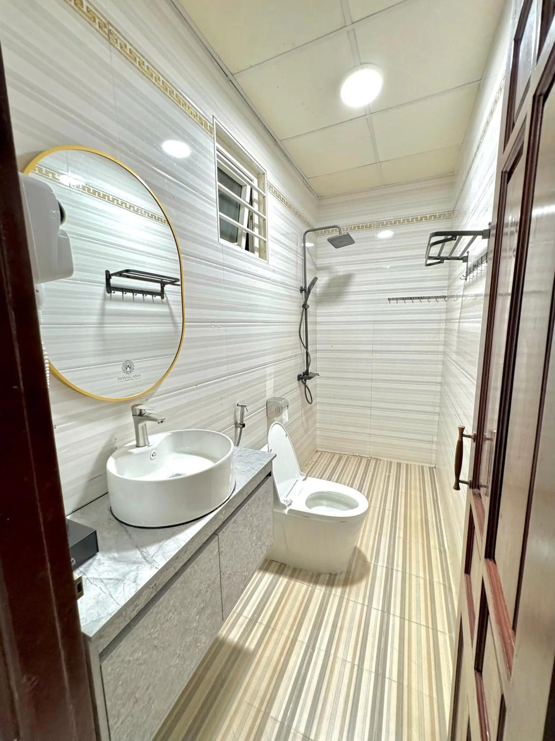 Shower in Hoàng Anh hotel