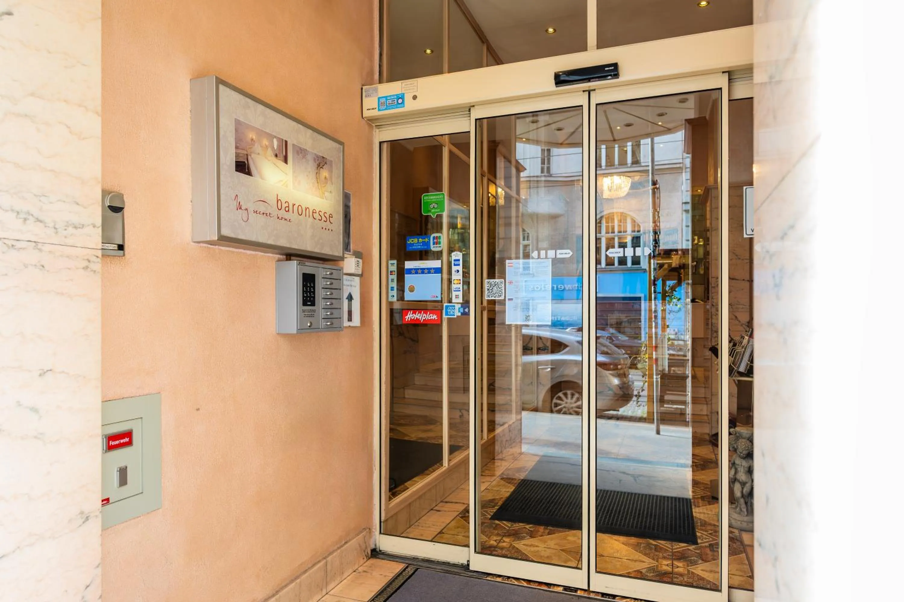 Facade/entrance in Hotel Pension Baronesse