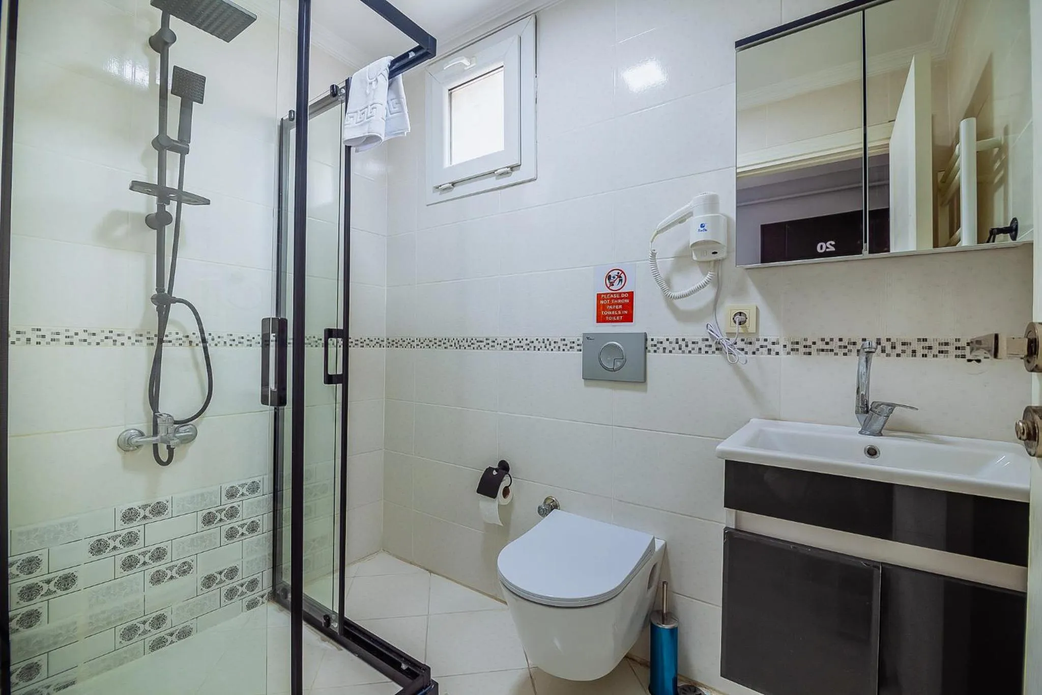 Shower in Taksim Wonder Suites