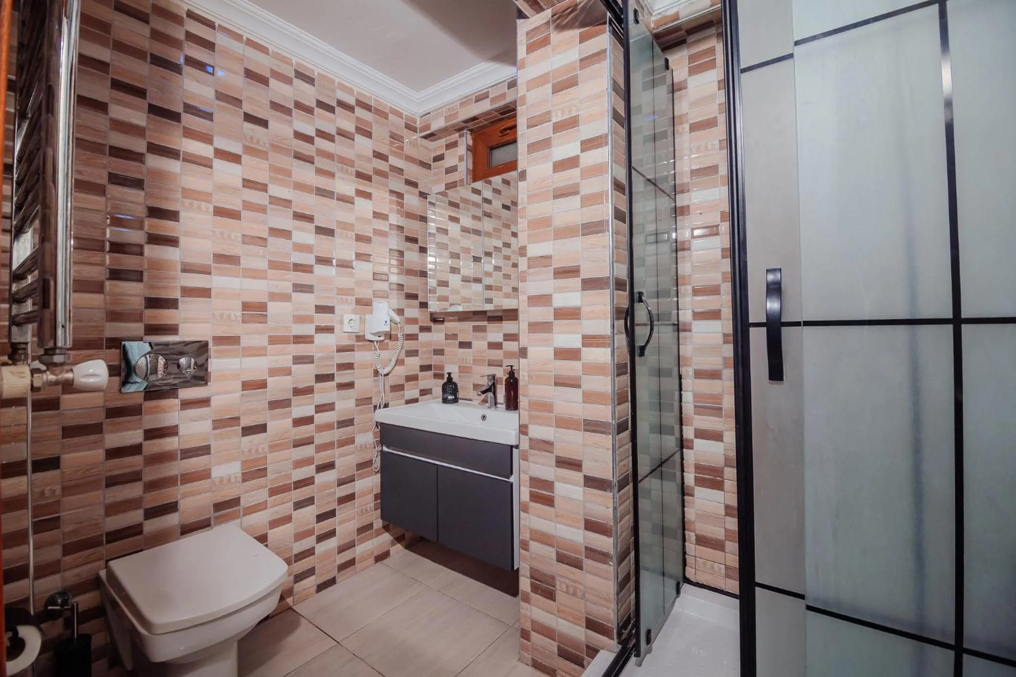 Shower in Taksim Wonder Suites
