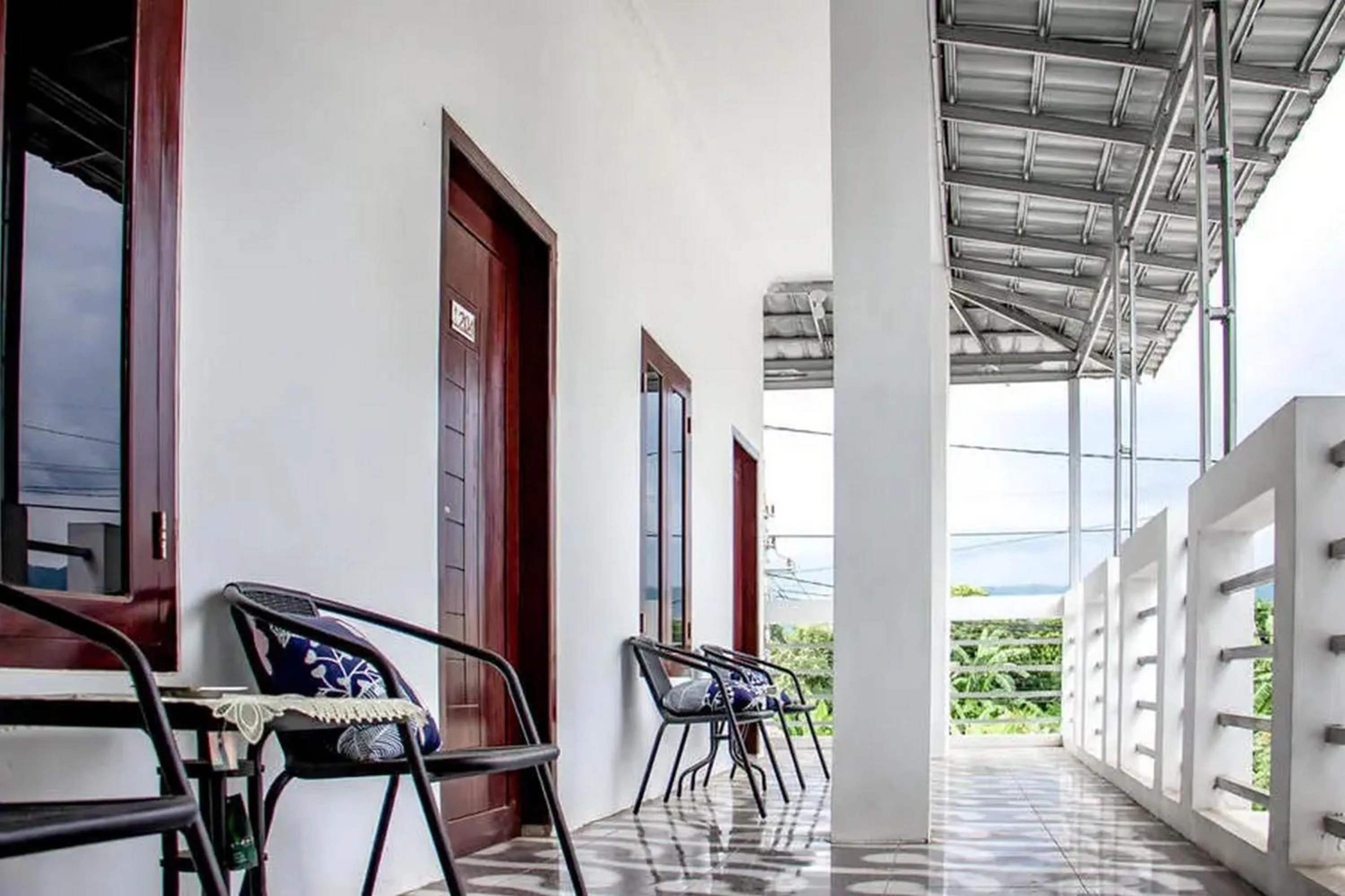 Balcony/Terrace in Samar Wulu Guest House Syariah Mitra RedDoorz near Ketapang