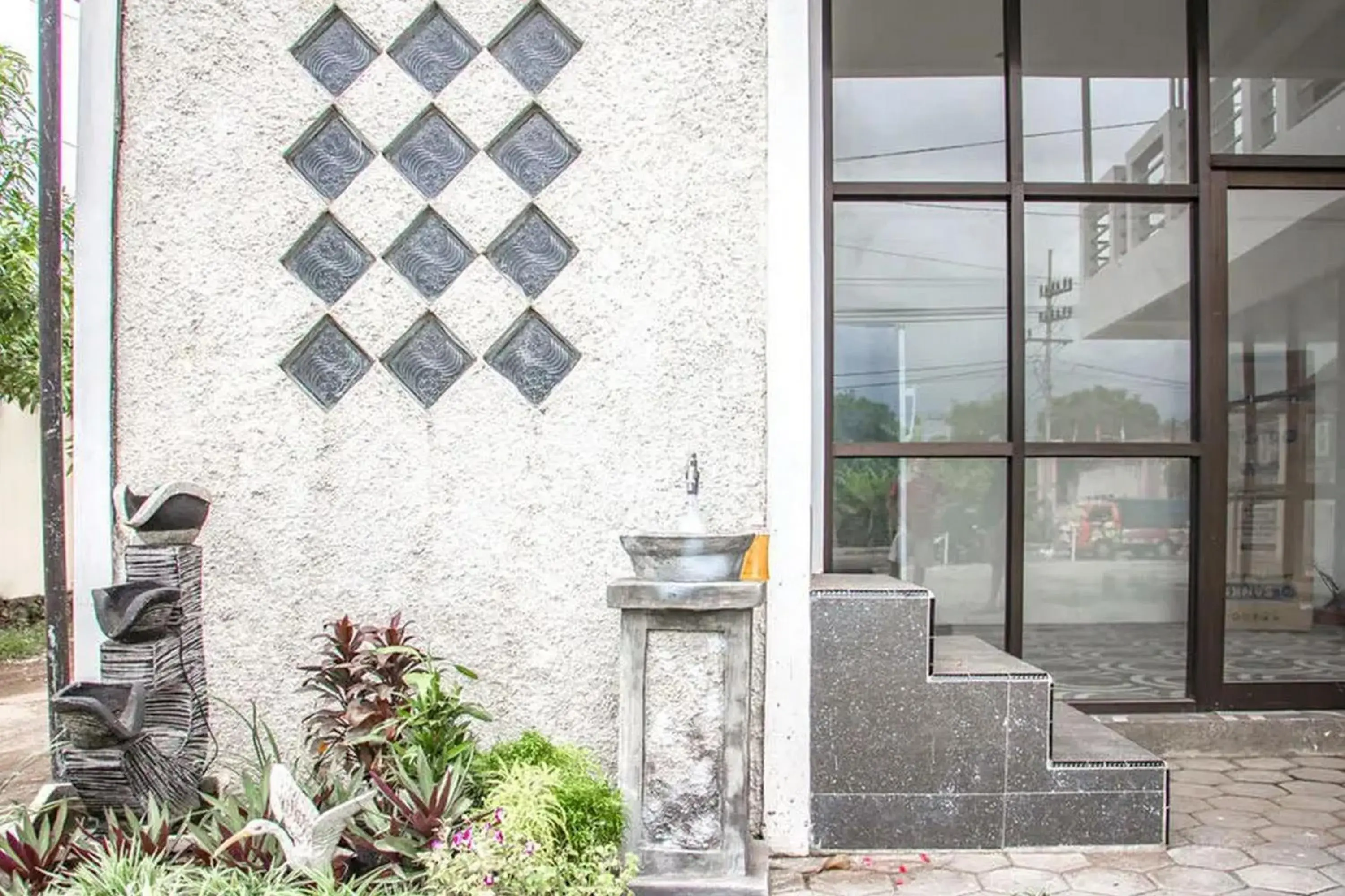 Property building in Samar Wulu Guest House Syariah Mitra RedDoorz near Ketapang Property building in Samar Wulu Guest House Syariah Mitra RedDoorz near Ketapang