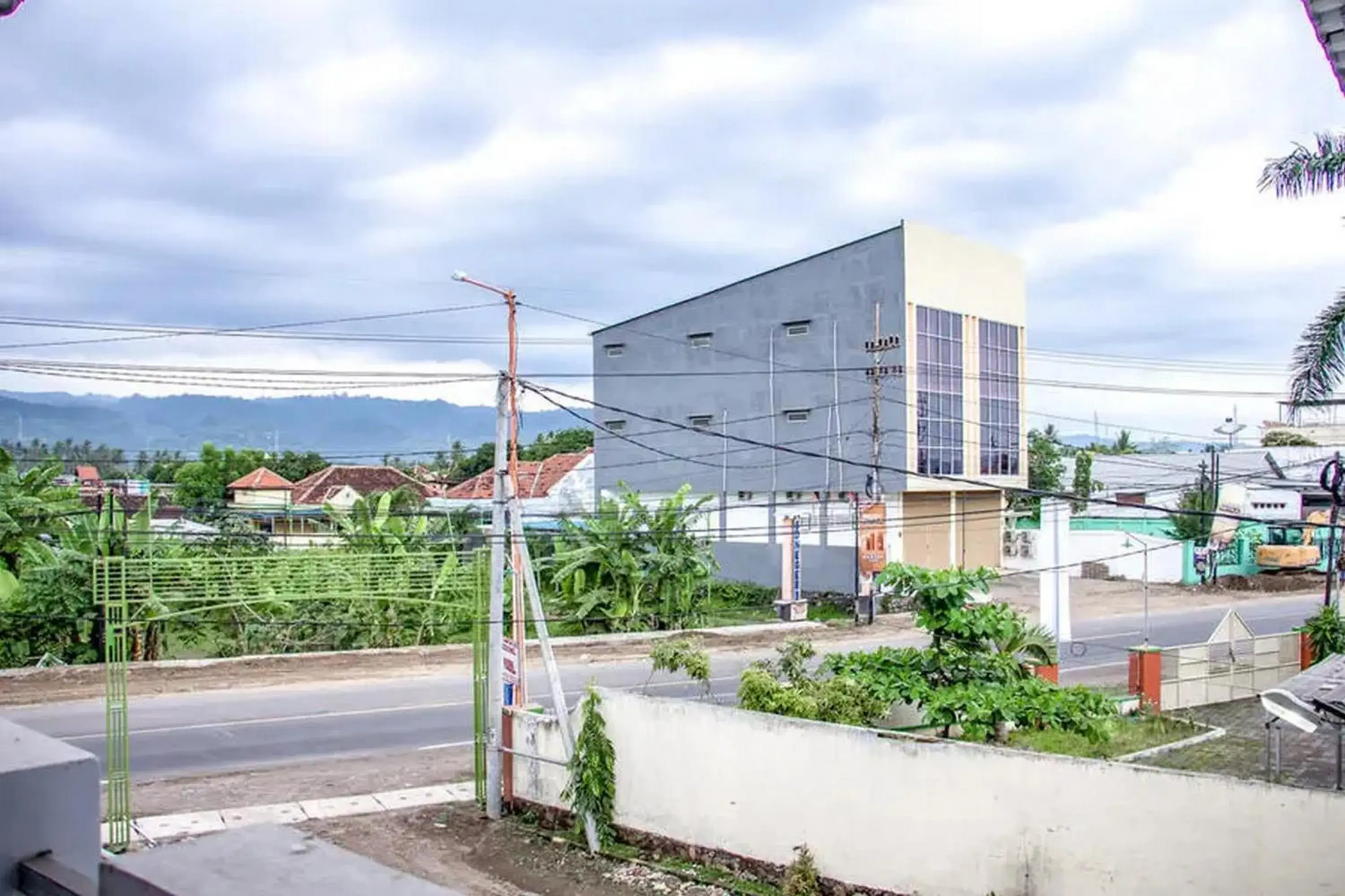 Property building in Samar Wulu Guest House Syariah Mitra RedDoorz near Ketapang Property building in Samar Wulu Guest House Syariah Mitra RedDoorz near Ketapang