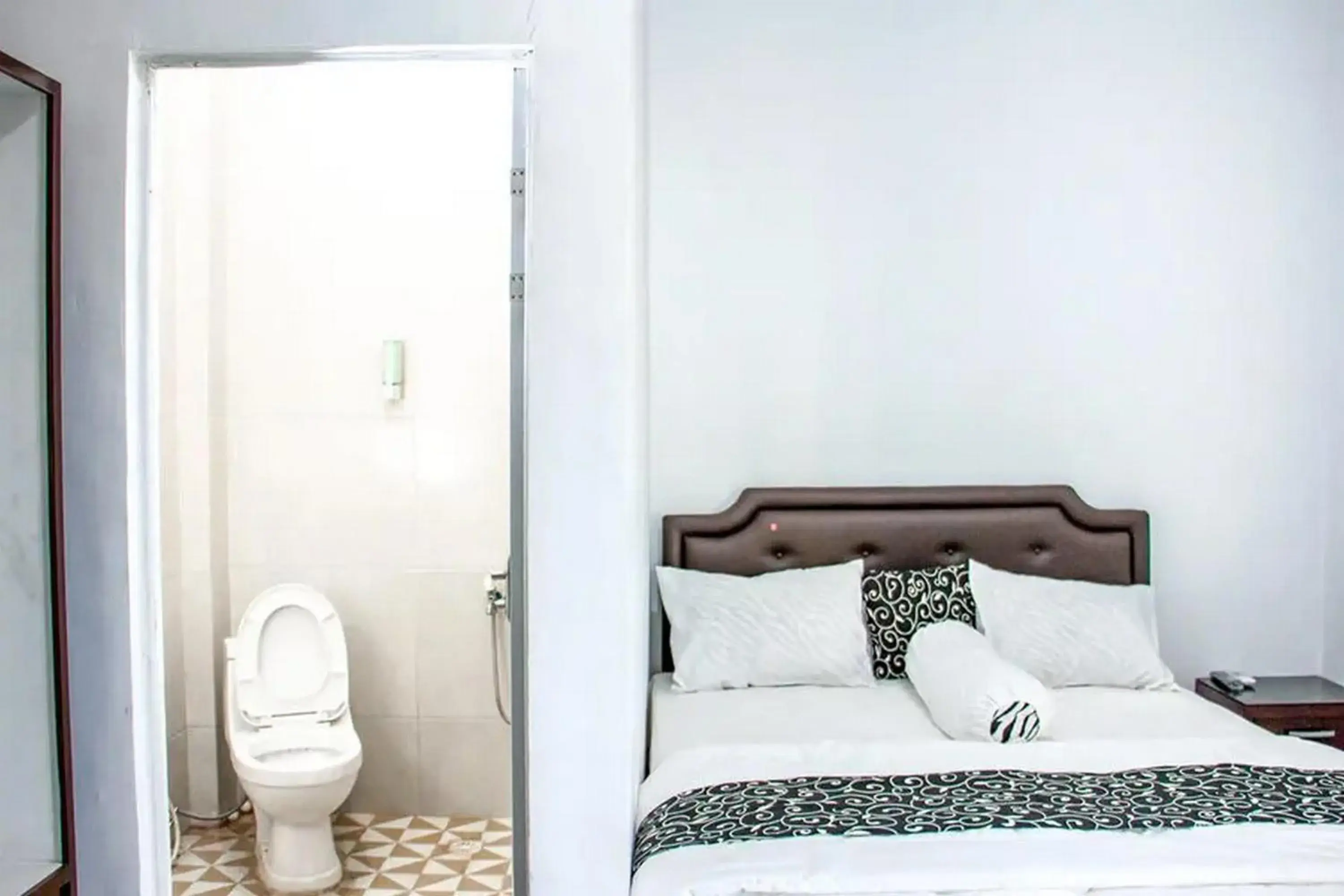 Bedroom, Bed in Samar Wulu Guest House Syariah Mitra RedDoorz near Ketapang Bedroom, Bed in Samar Wulu Guest House Syariah Mitra RedDoorz near Ketapang