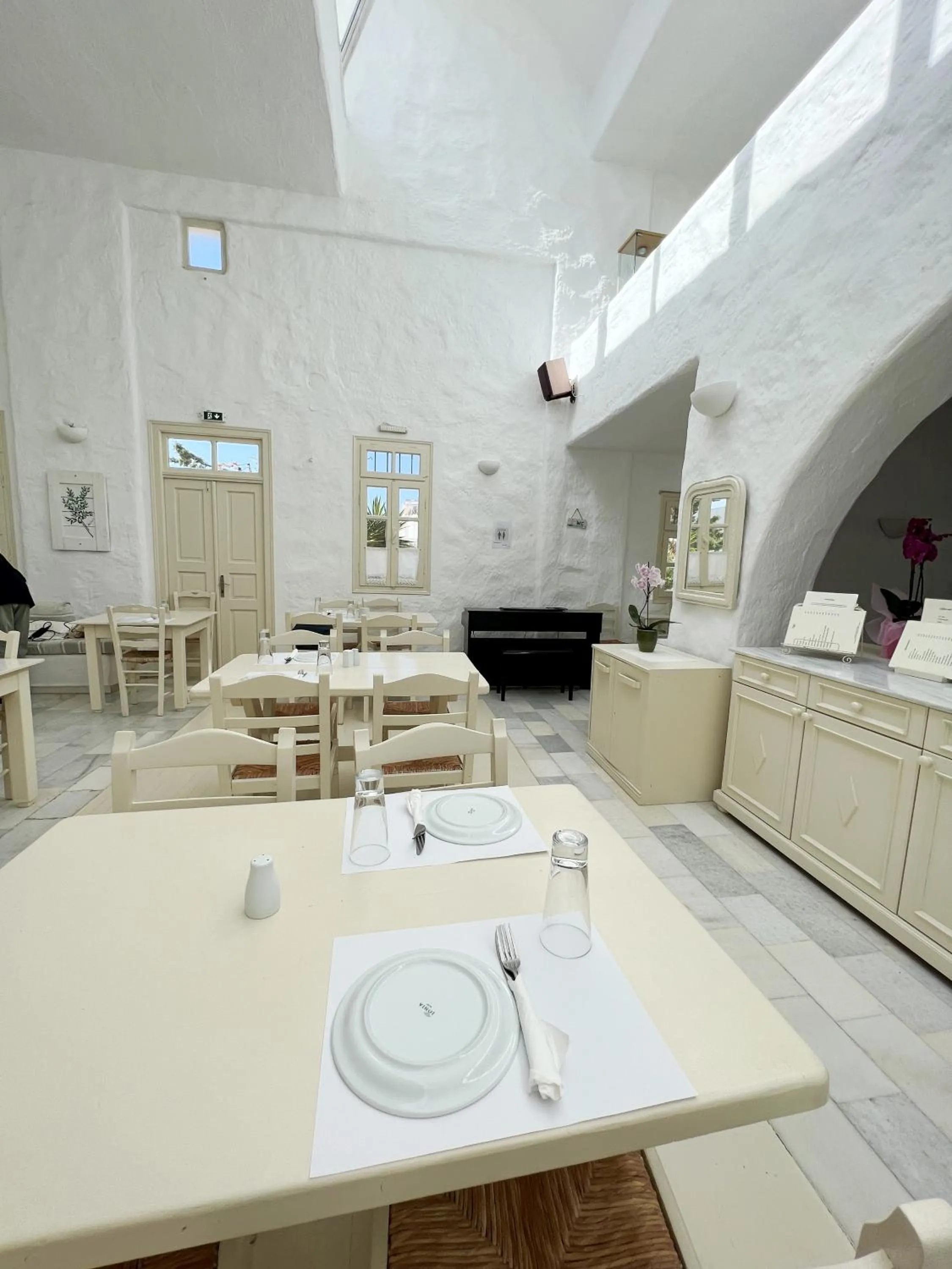 Restaurant/Places to Eat in Hotel Anezina