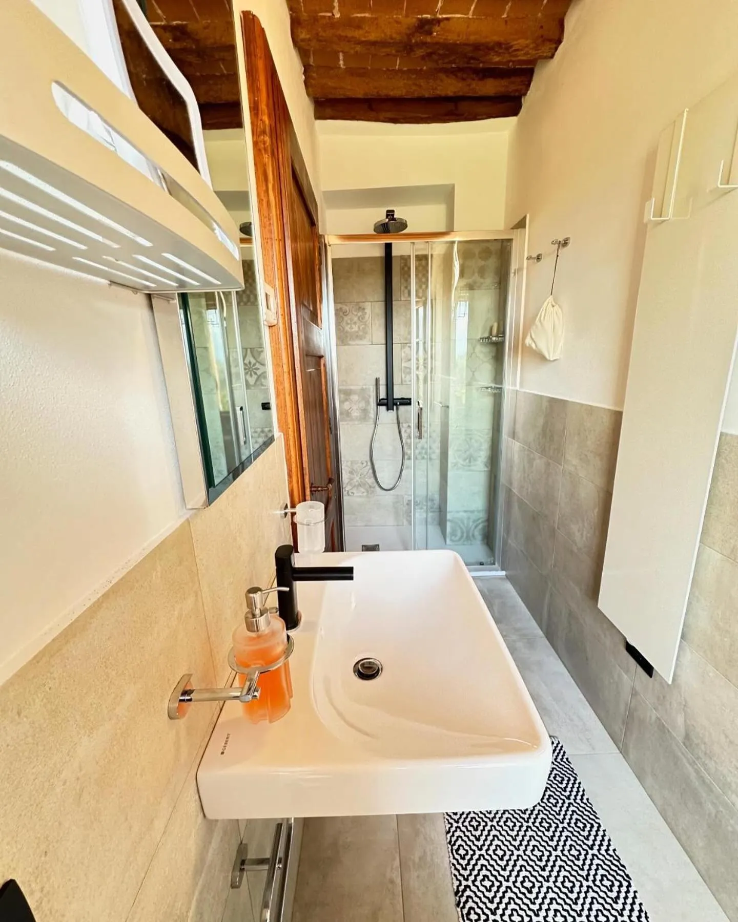 Shower in TRUFFLE'N'BED