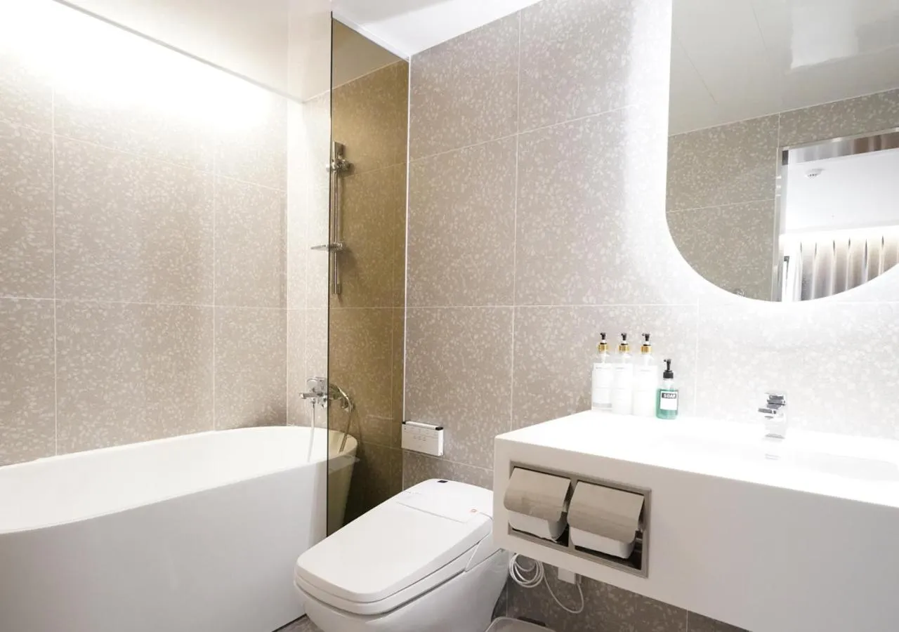 Toilet in Nampo Ocean2Heaven Hotel& Spa