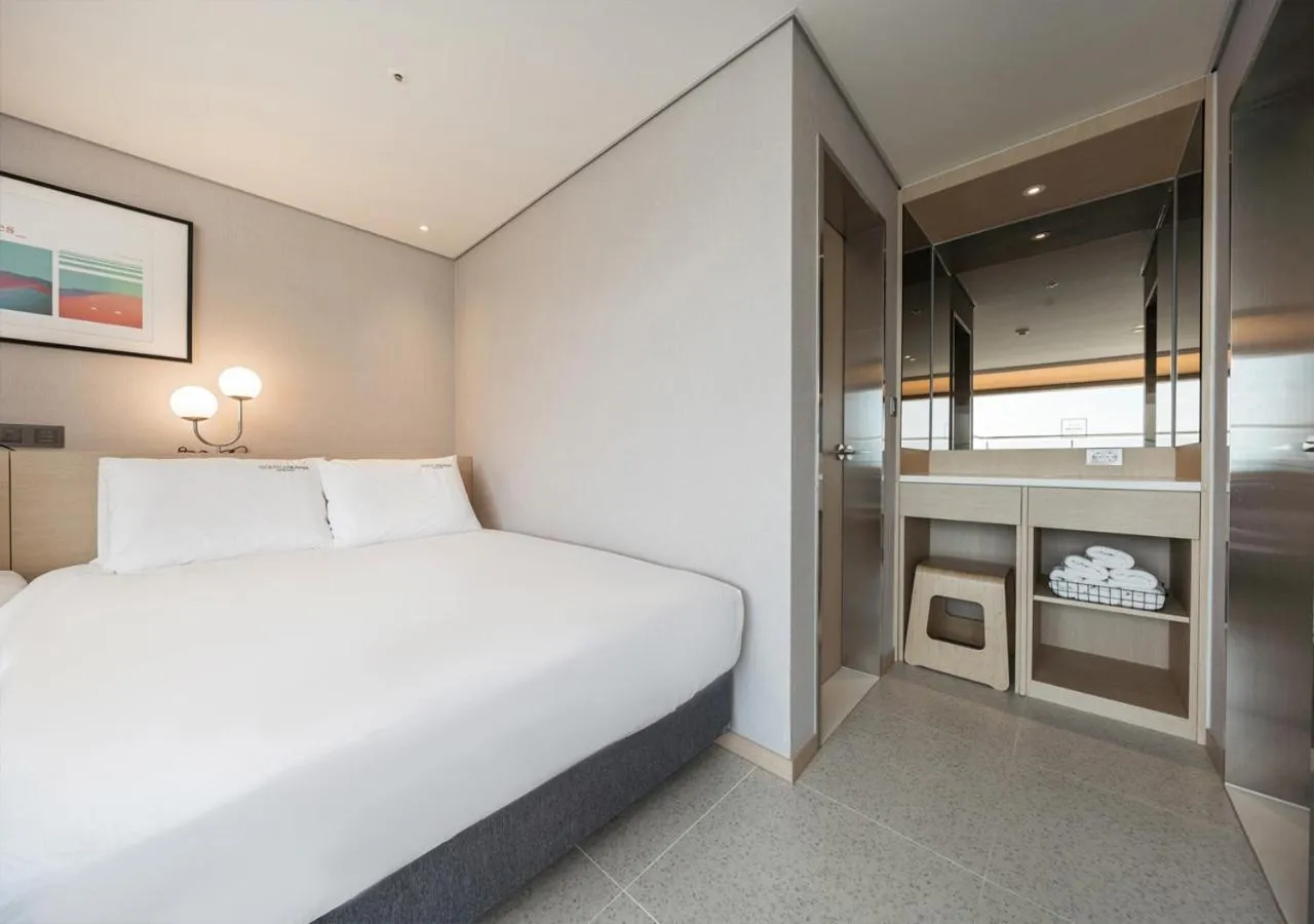 Toilet, Bed in Nampo Ocean2Heaven Hotel& Spa