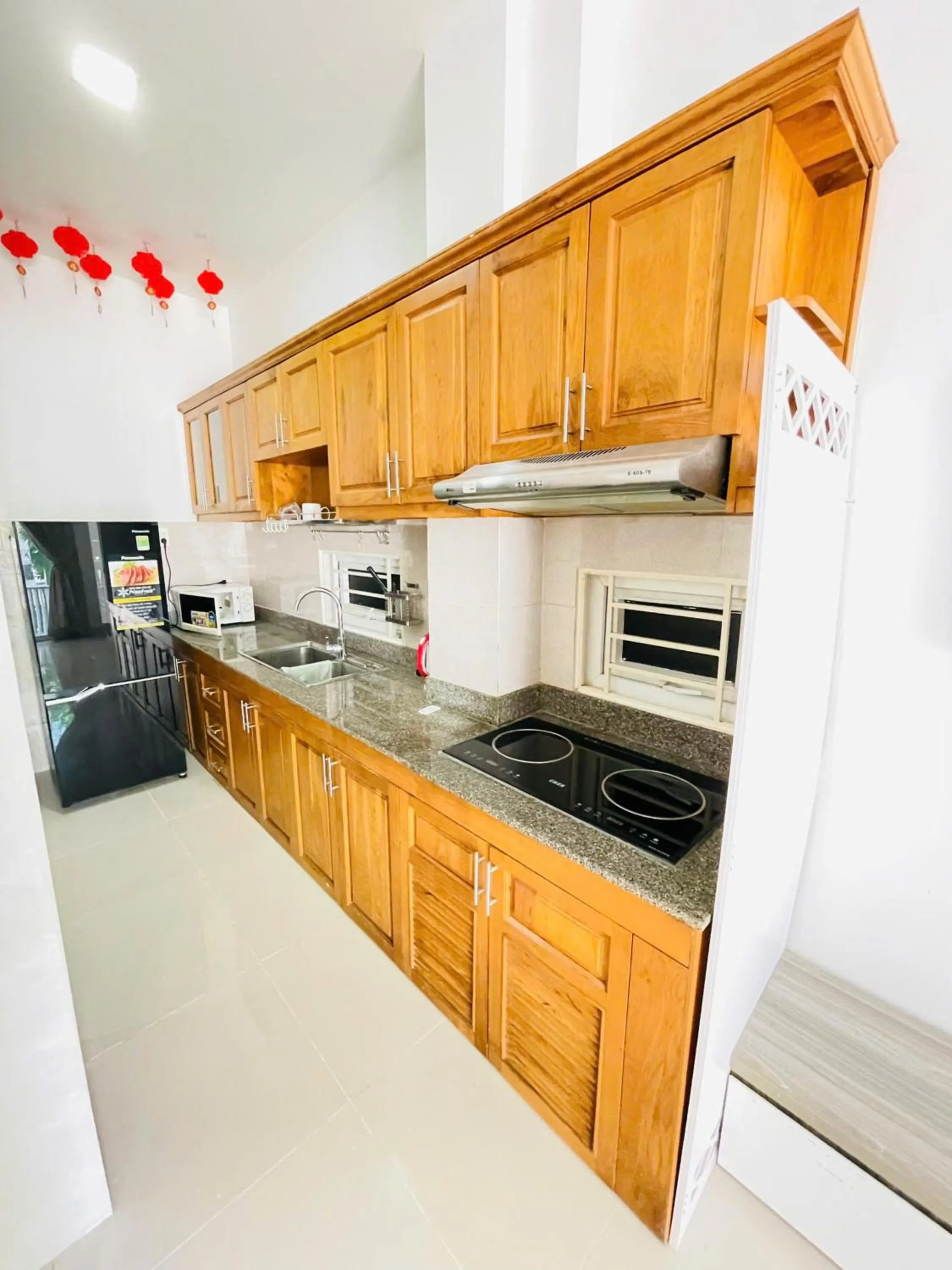 Kitchen or kitchenette in EMERALD APARTMENTS