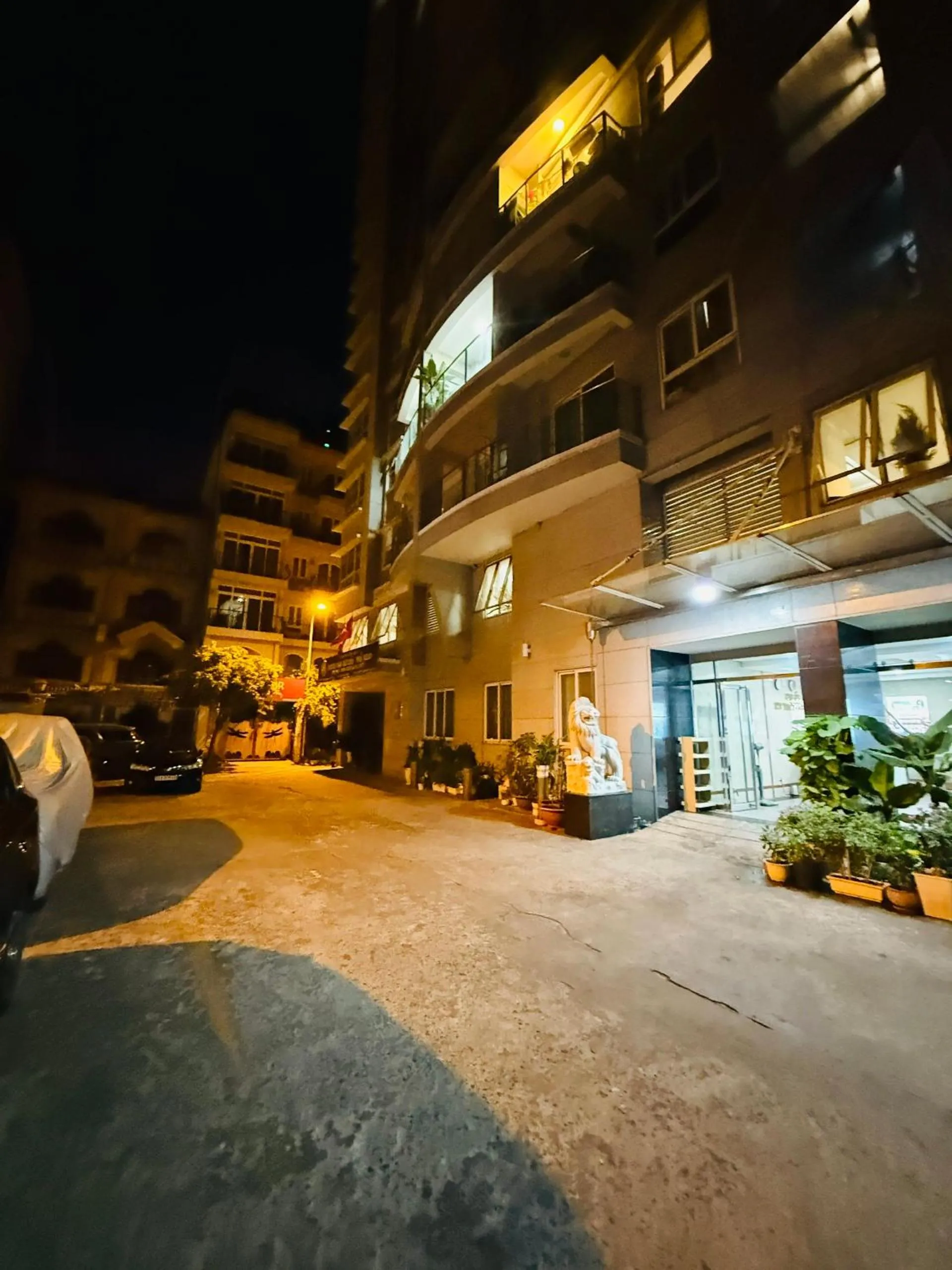 Text overlay in EMERALD APARTMENTS