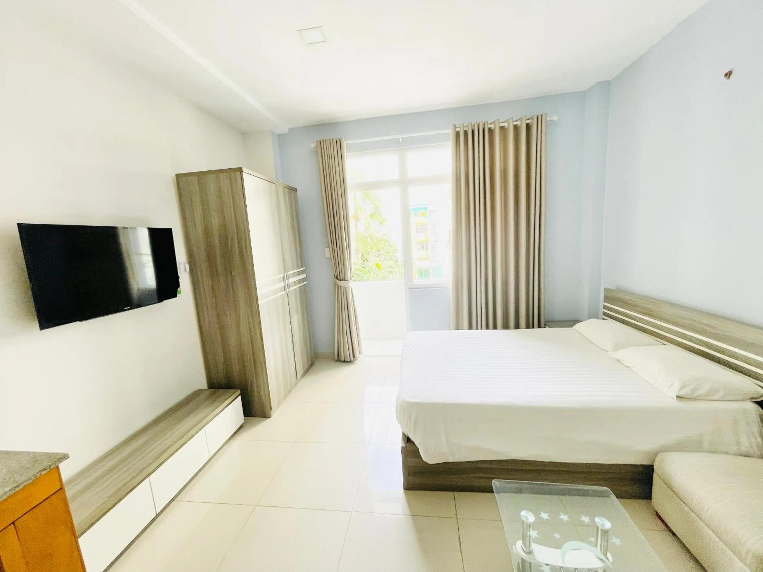 Bed in EMERALD APARTMENTS