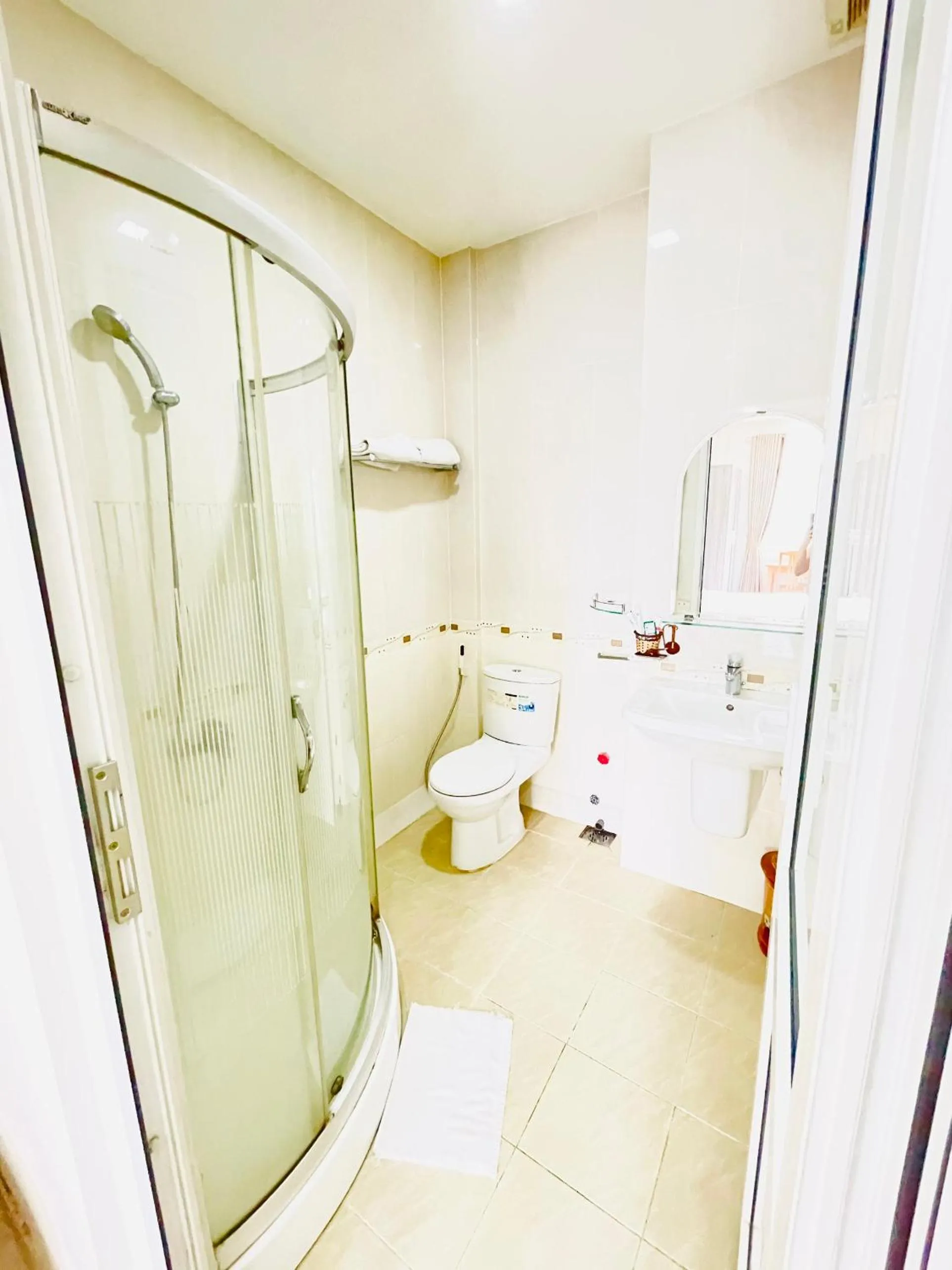 Toilet in EMERALD APARTMENTS