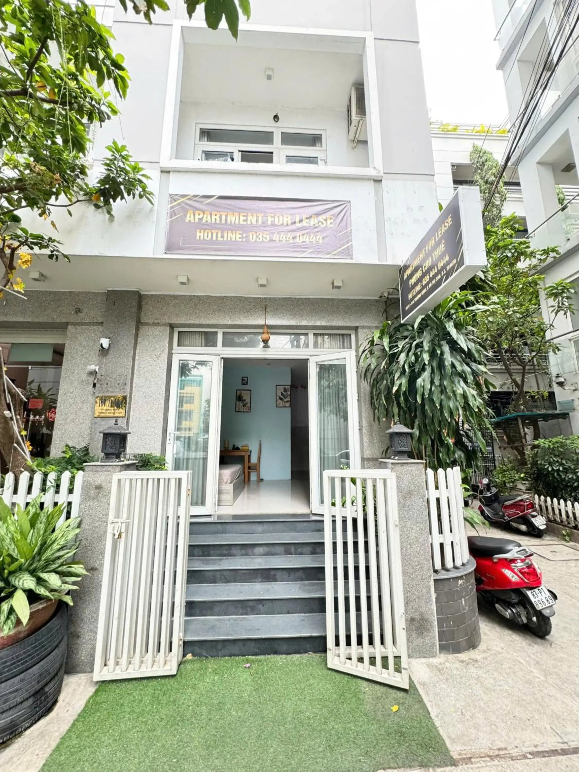 Facade/entrance in EMERALD APARTMENTS Facade/entrance in EMERALD APARTMENTS