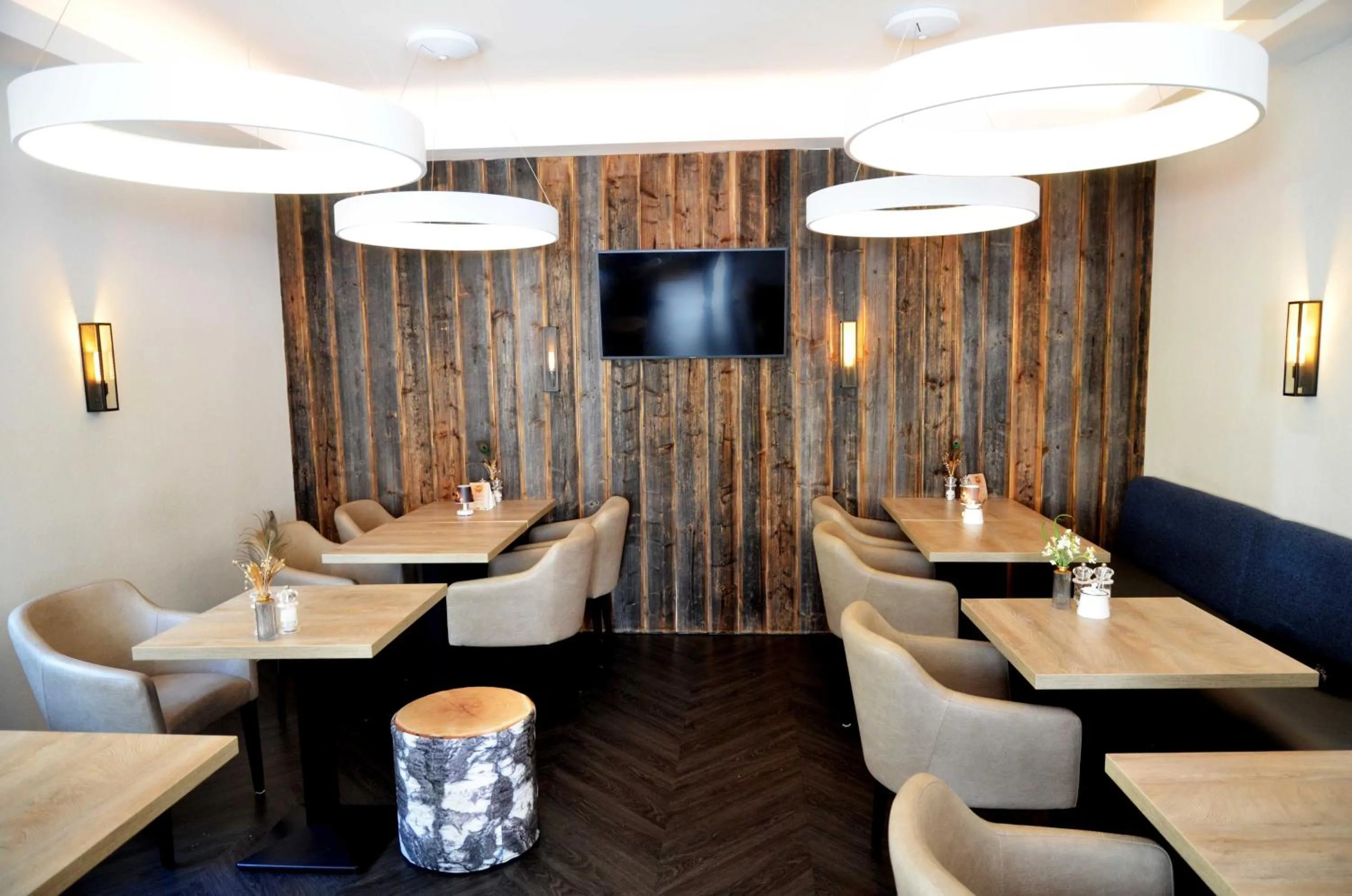 Restaurant/places to eat in Safranberg Hotel & Sauna