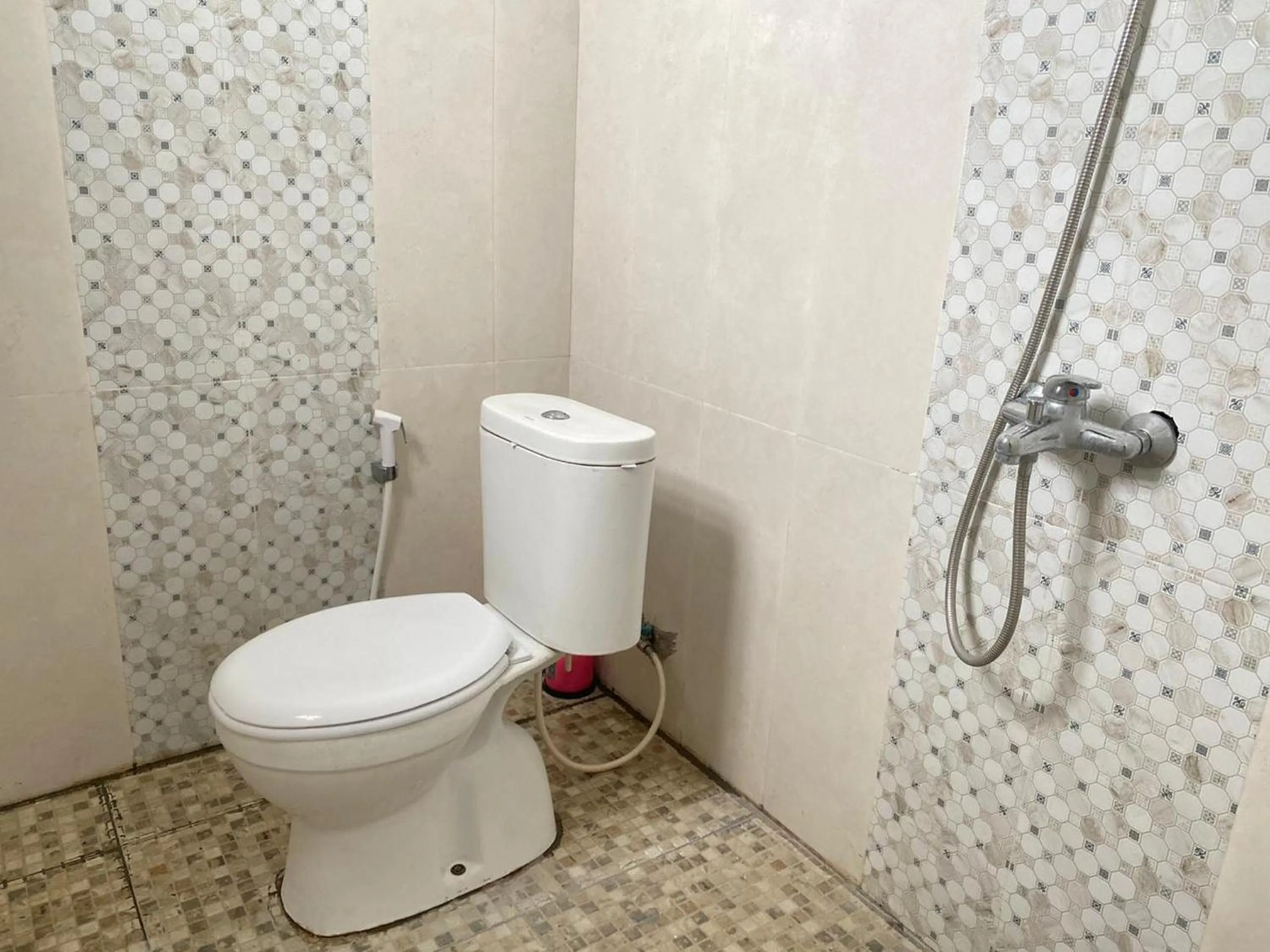 Bathroom in RedDoorz Plus at Puncak Mas Cottage Lampung