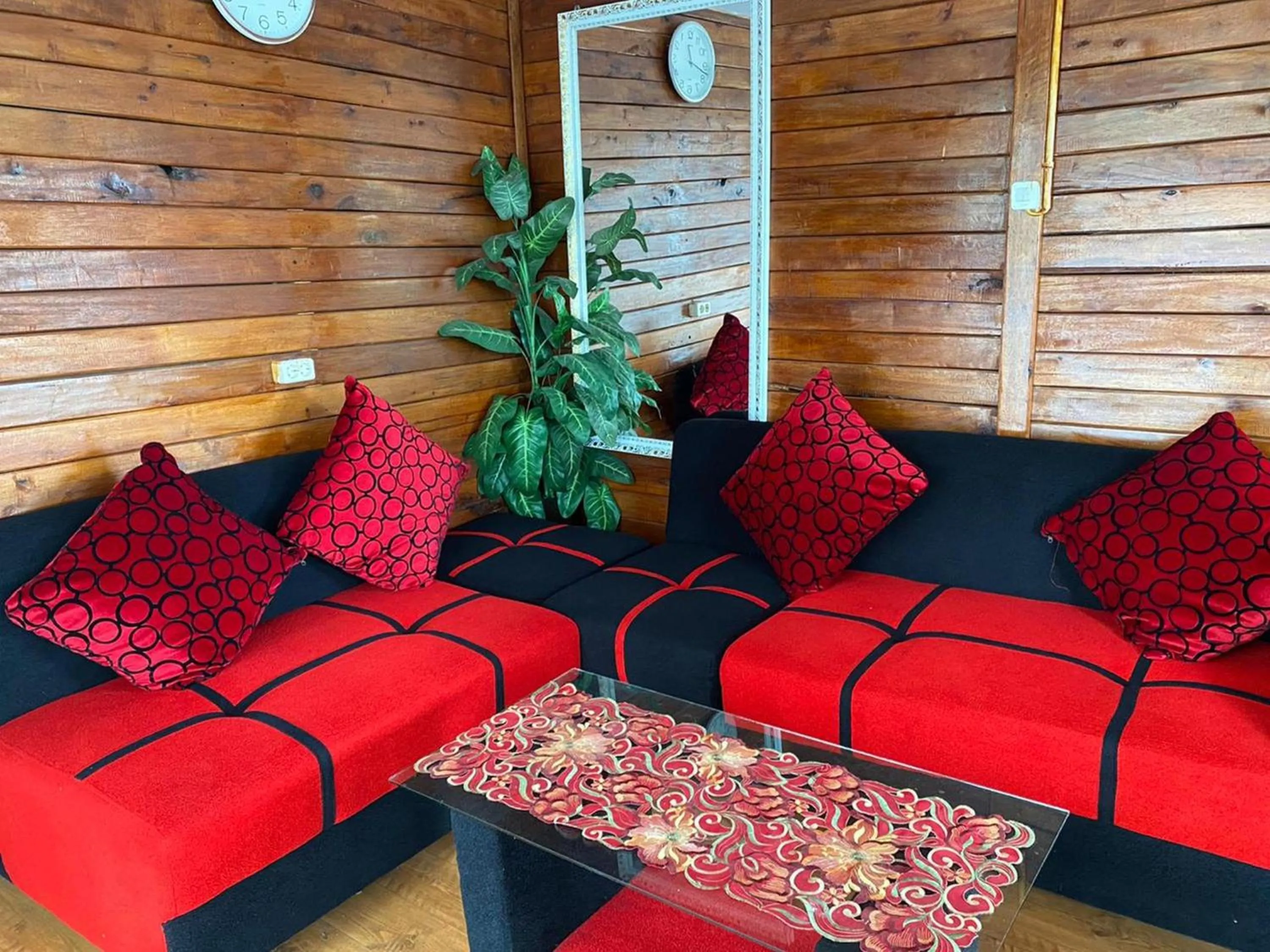 Lobby or reception in RedDoorz Plus at Puncak Mas Cottage Lampung