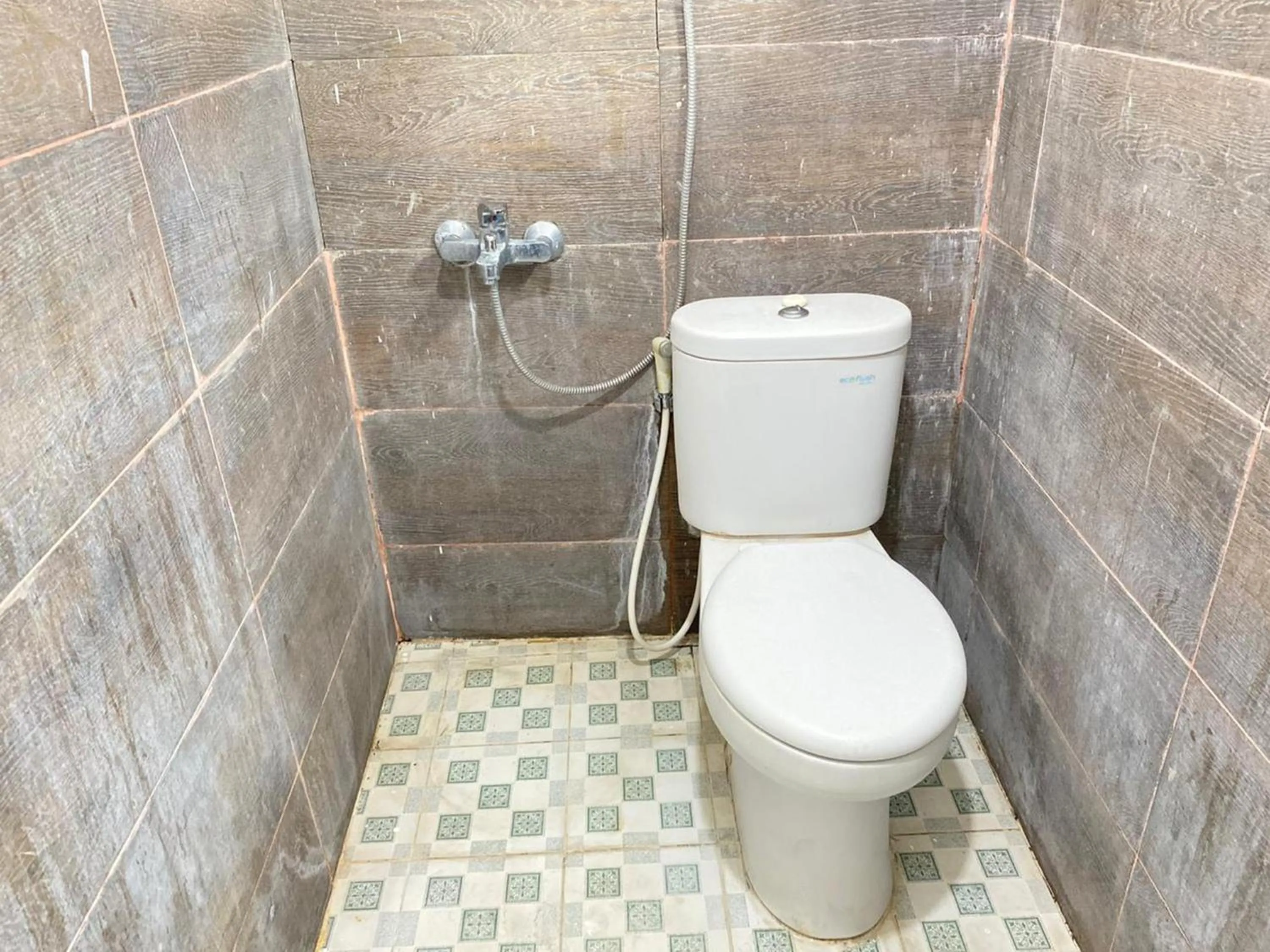 Bathroom in RedDoorz Plus at Puncak Mas Cottage Lampung