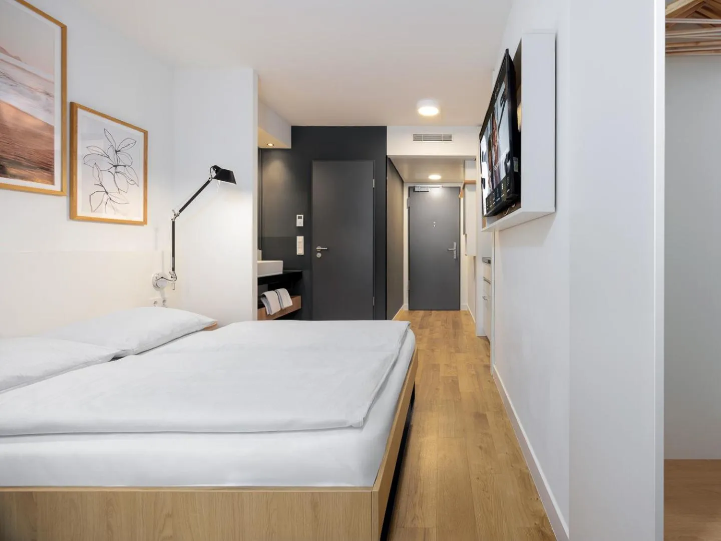 Photo of the whole room, Bed in smartments Mannheim Hauptbahnhof