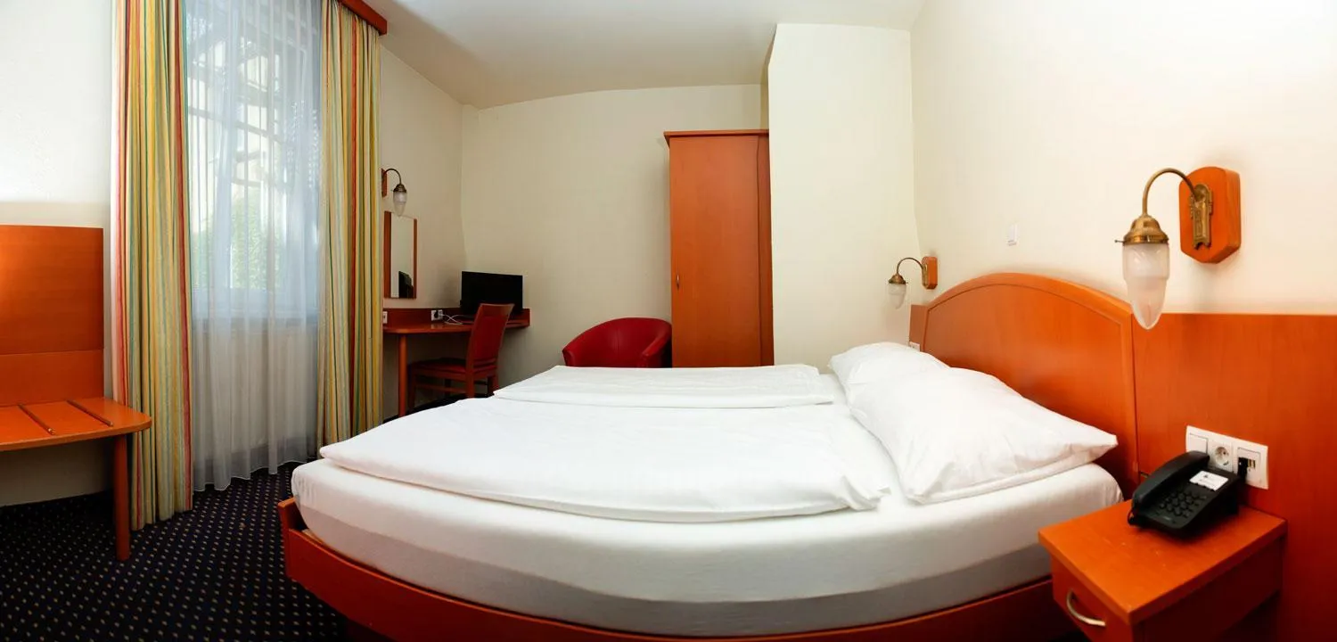 Bed in Suite Hotel 900 m zur Oper