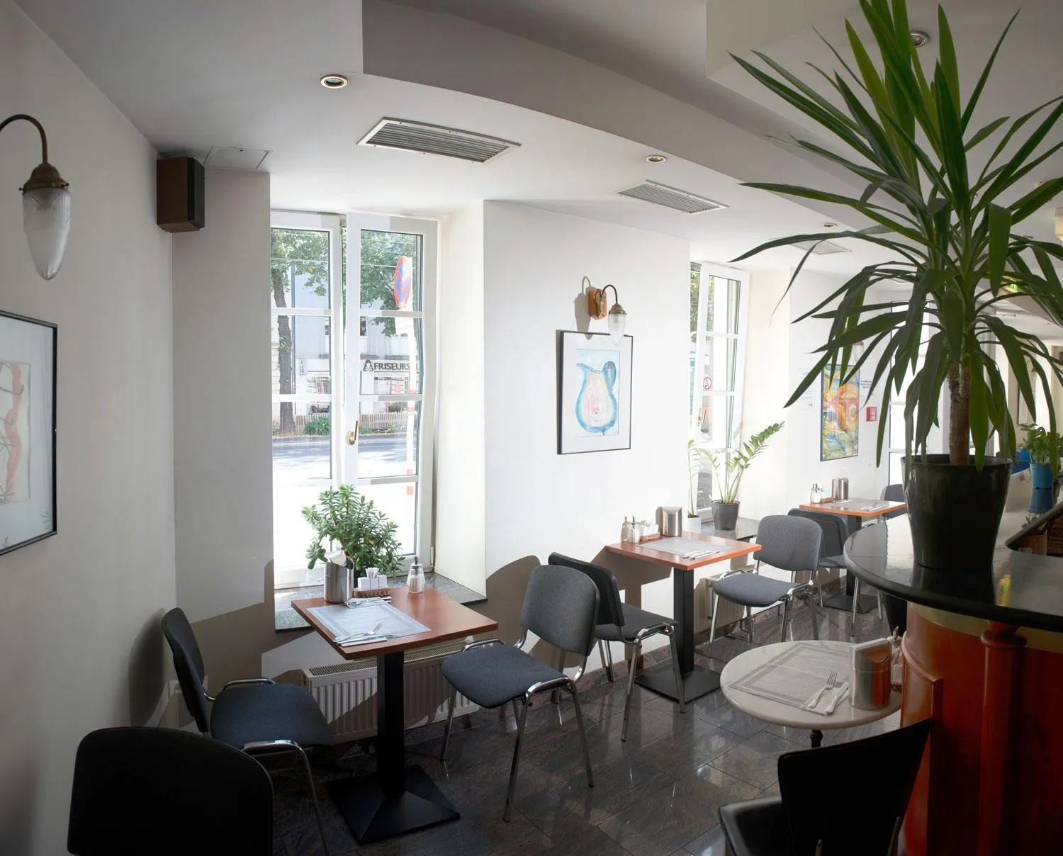 Restaurant/places to eat in Suite Hotel 900 m zur Oper