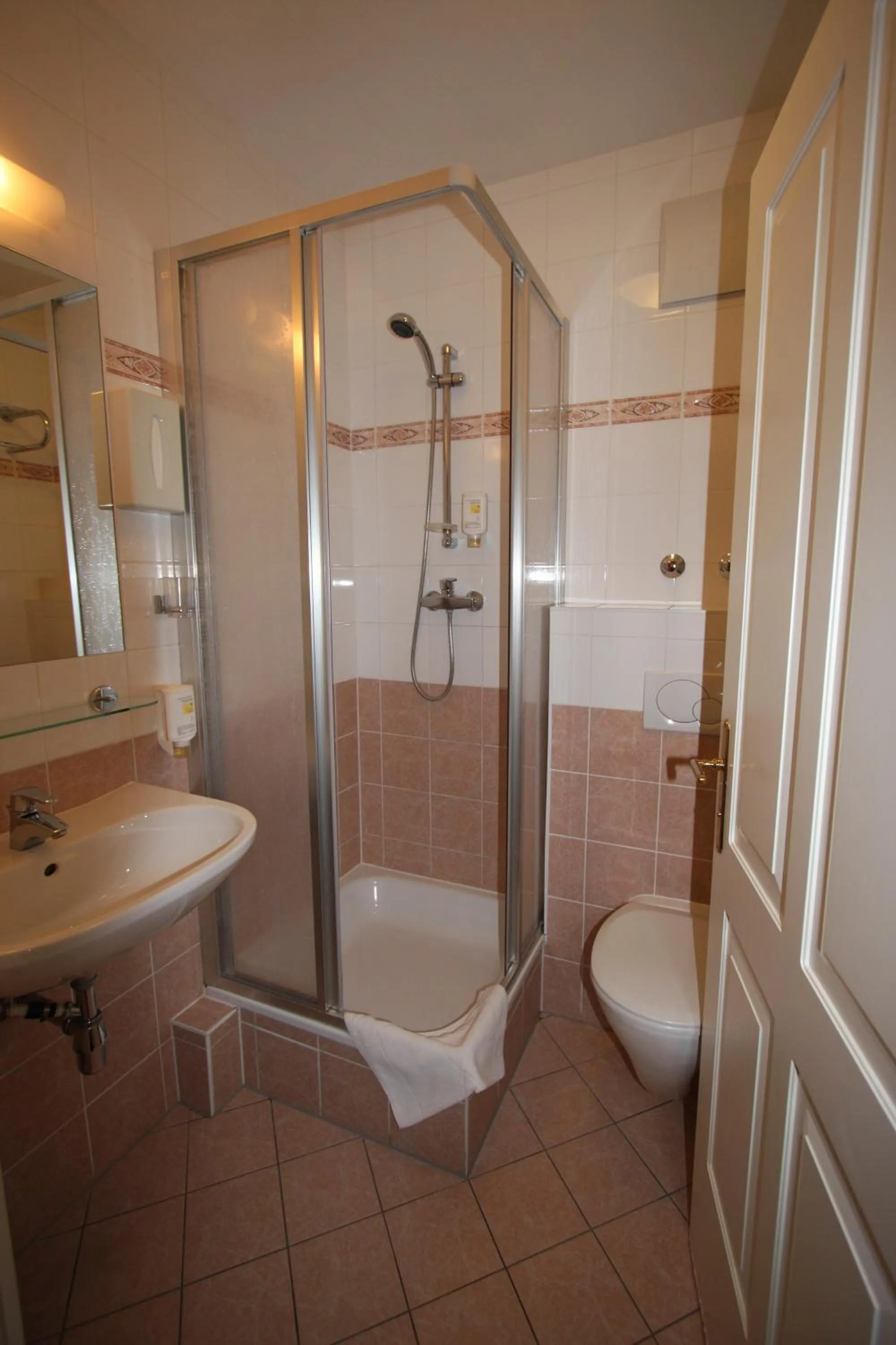 Shower in Suite Hotel 900 m zur Oper