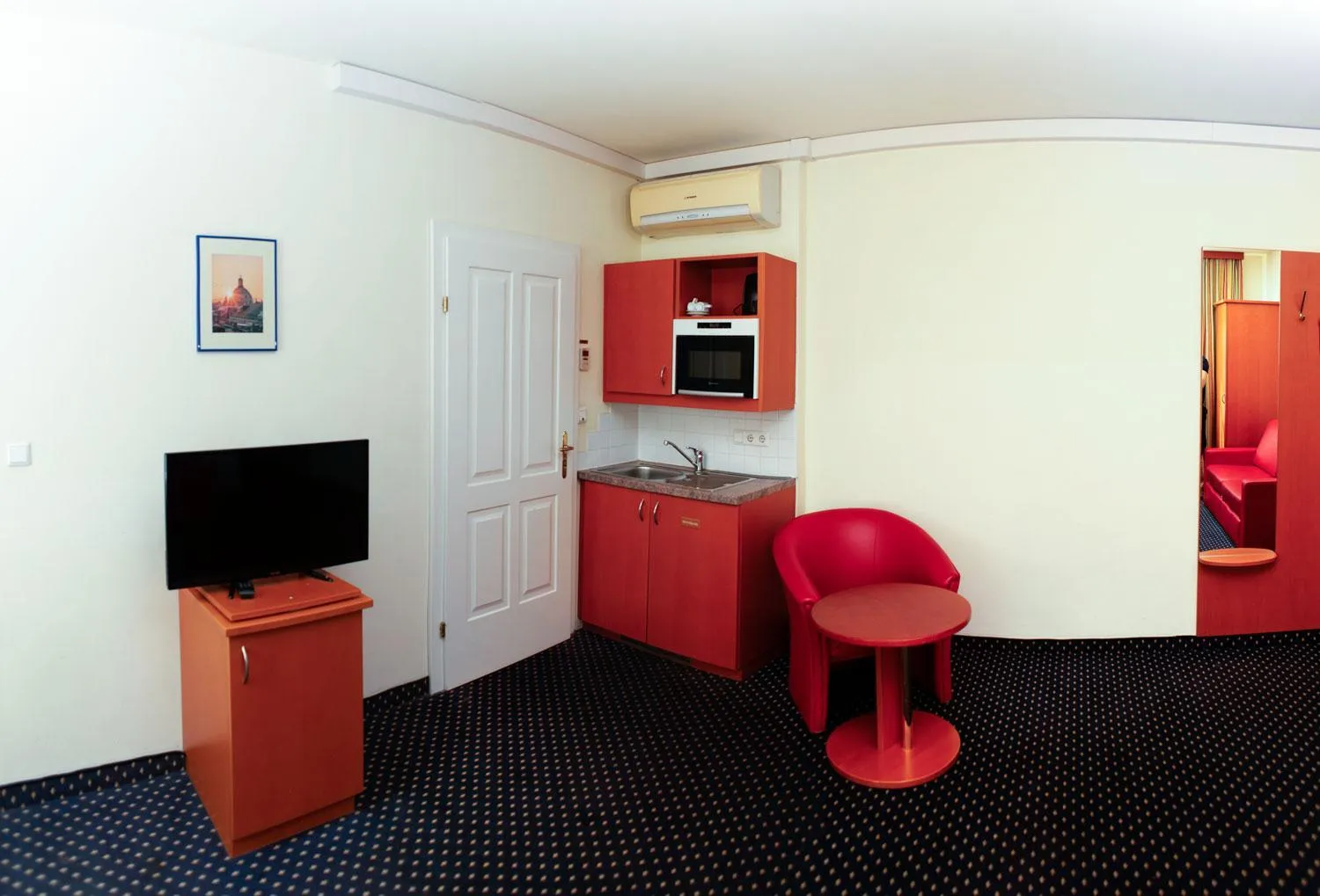 TV and multimedia in Suite Hotel 900 m zur Oper