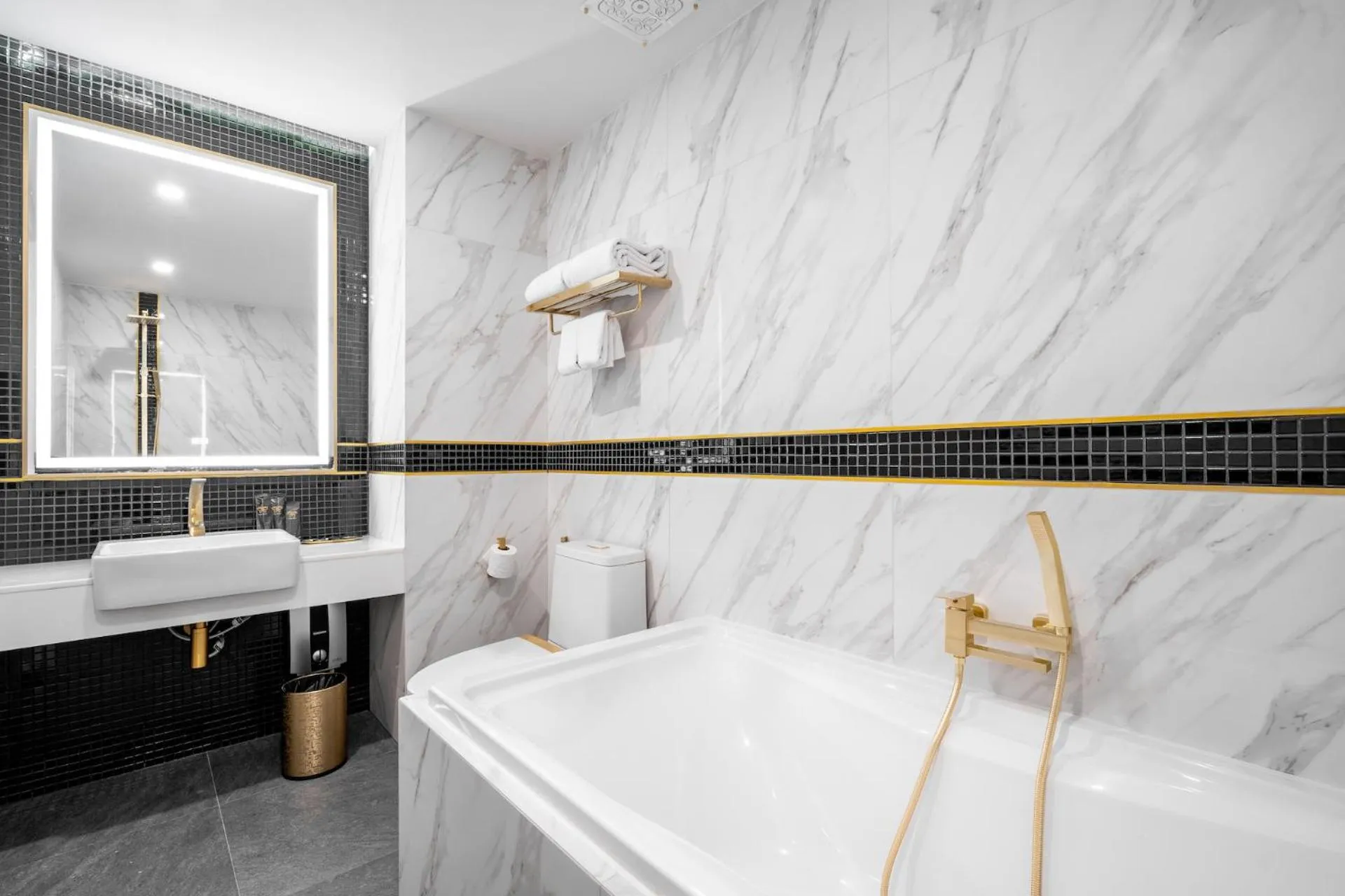 Bathroom in Ratri Hotel Phuket Old Town