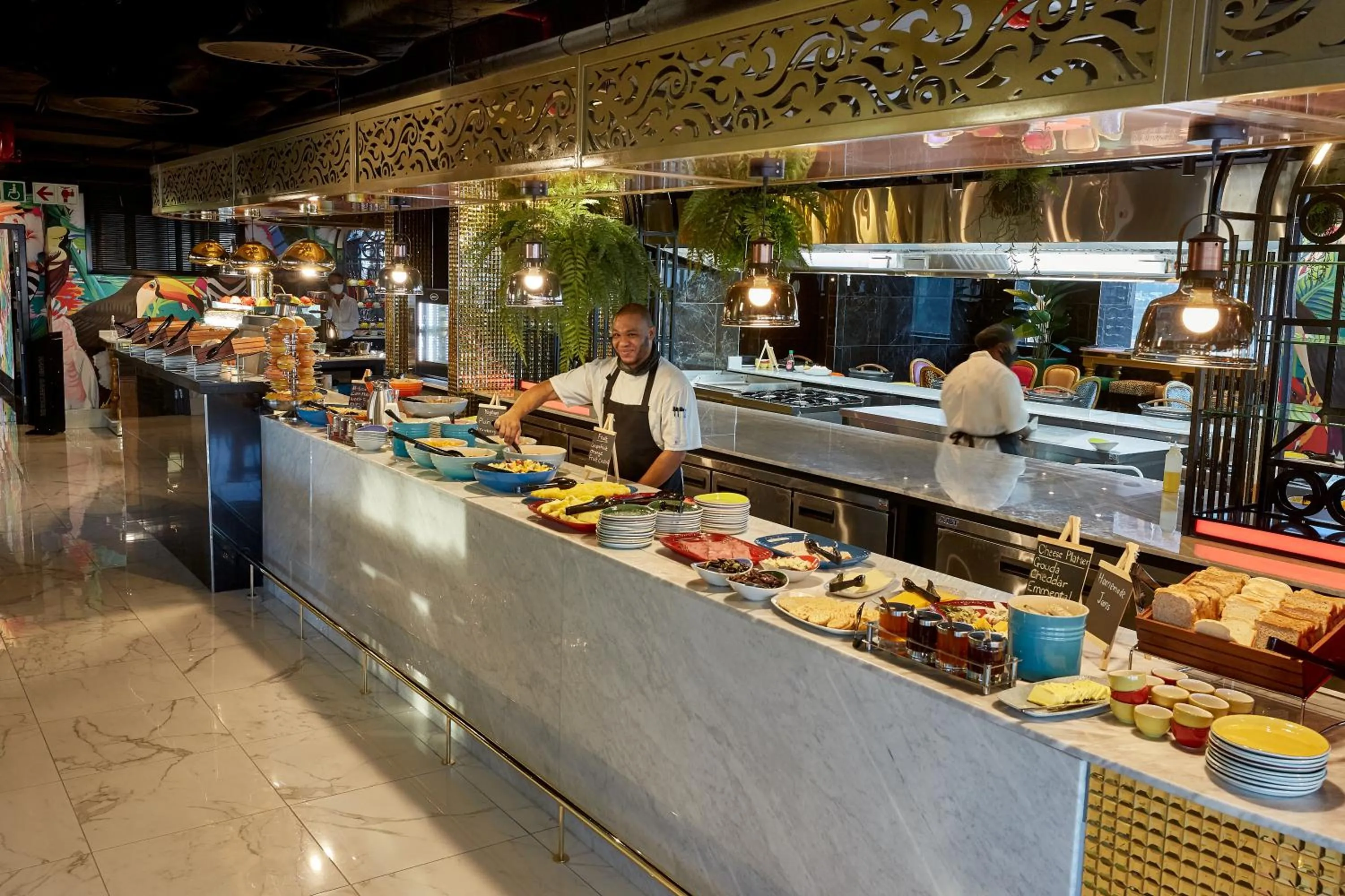 Restaurant/places to eat in Hotel Sky Cape Town