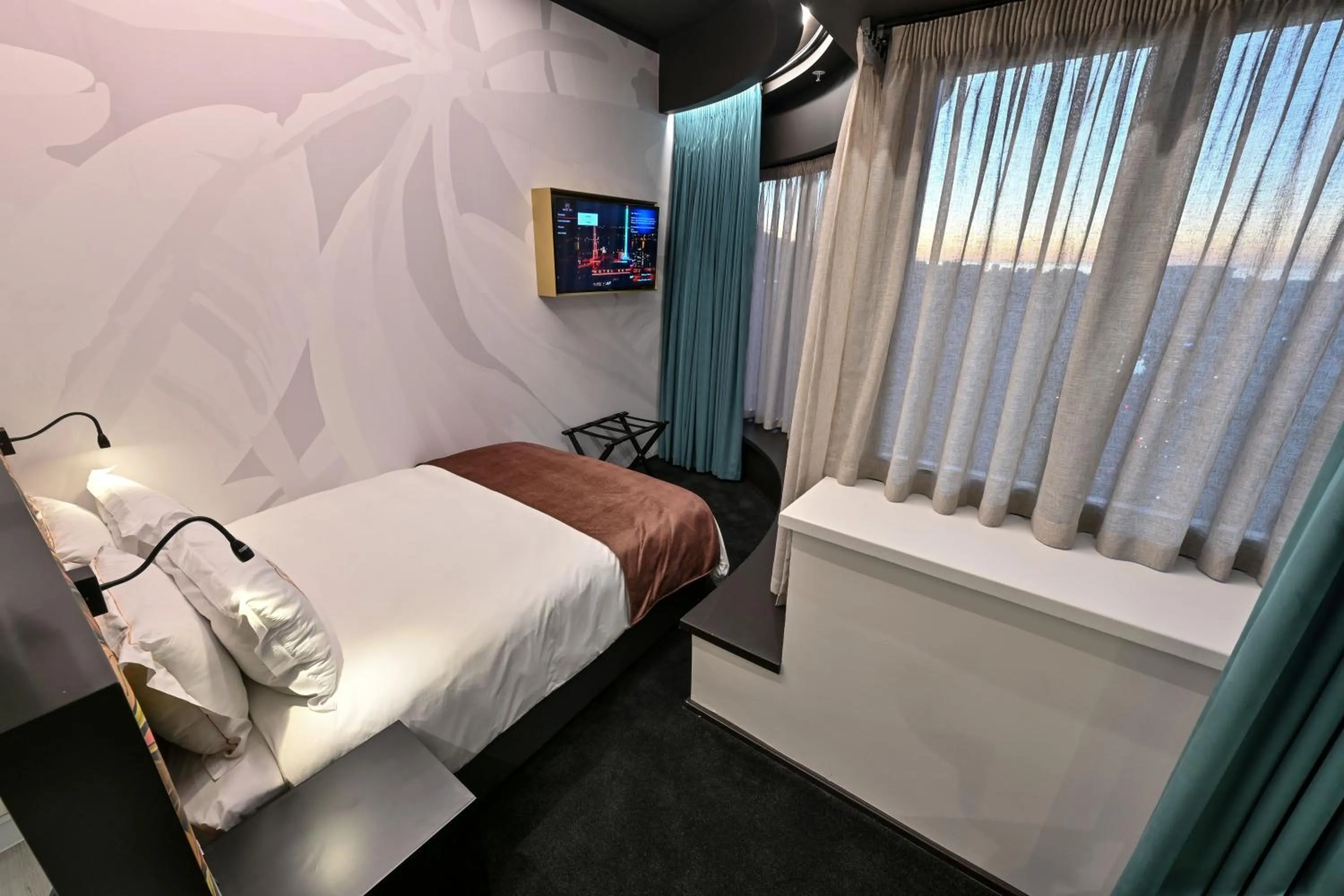 Bed in Hotel Sky Cape Town