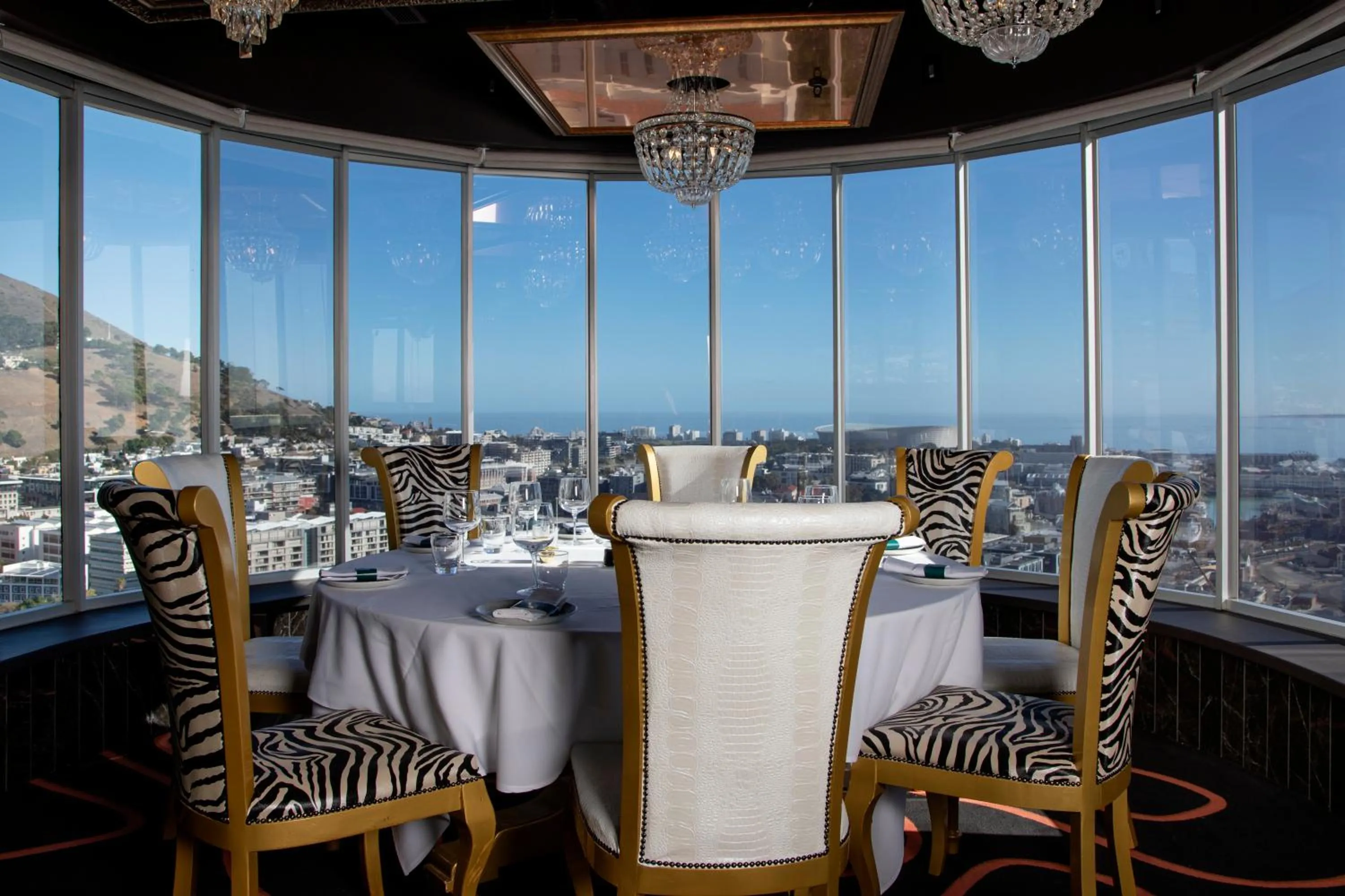 Restaurant/places to eat in Hotel Sky Cape Town