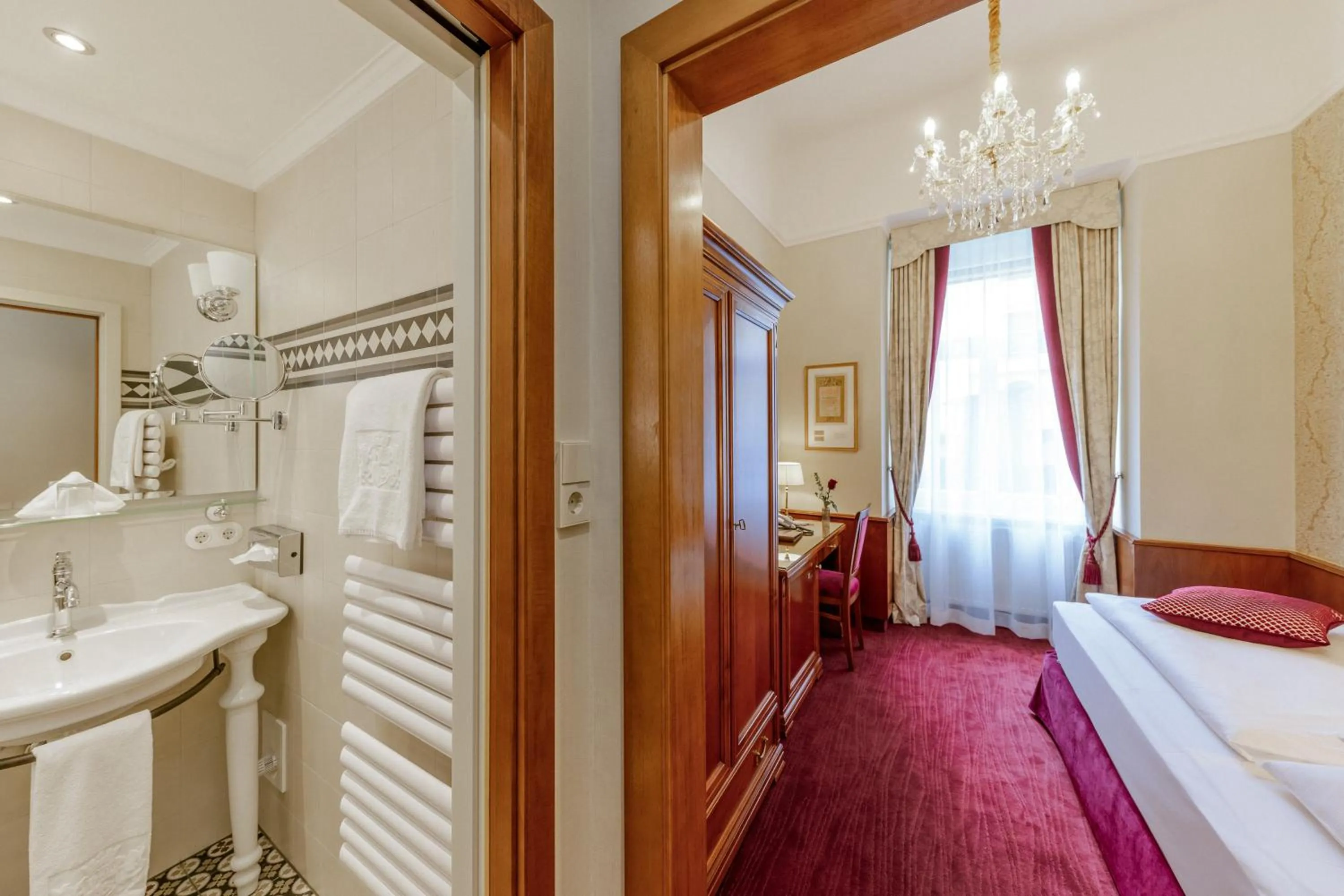 Bedroom, Bed in Hotel Stefanie - VIENNA'S OLDEST HOTEL