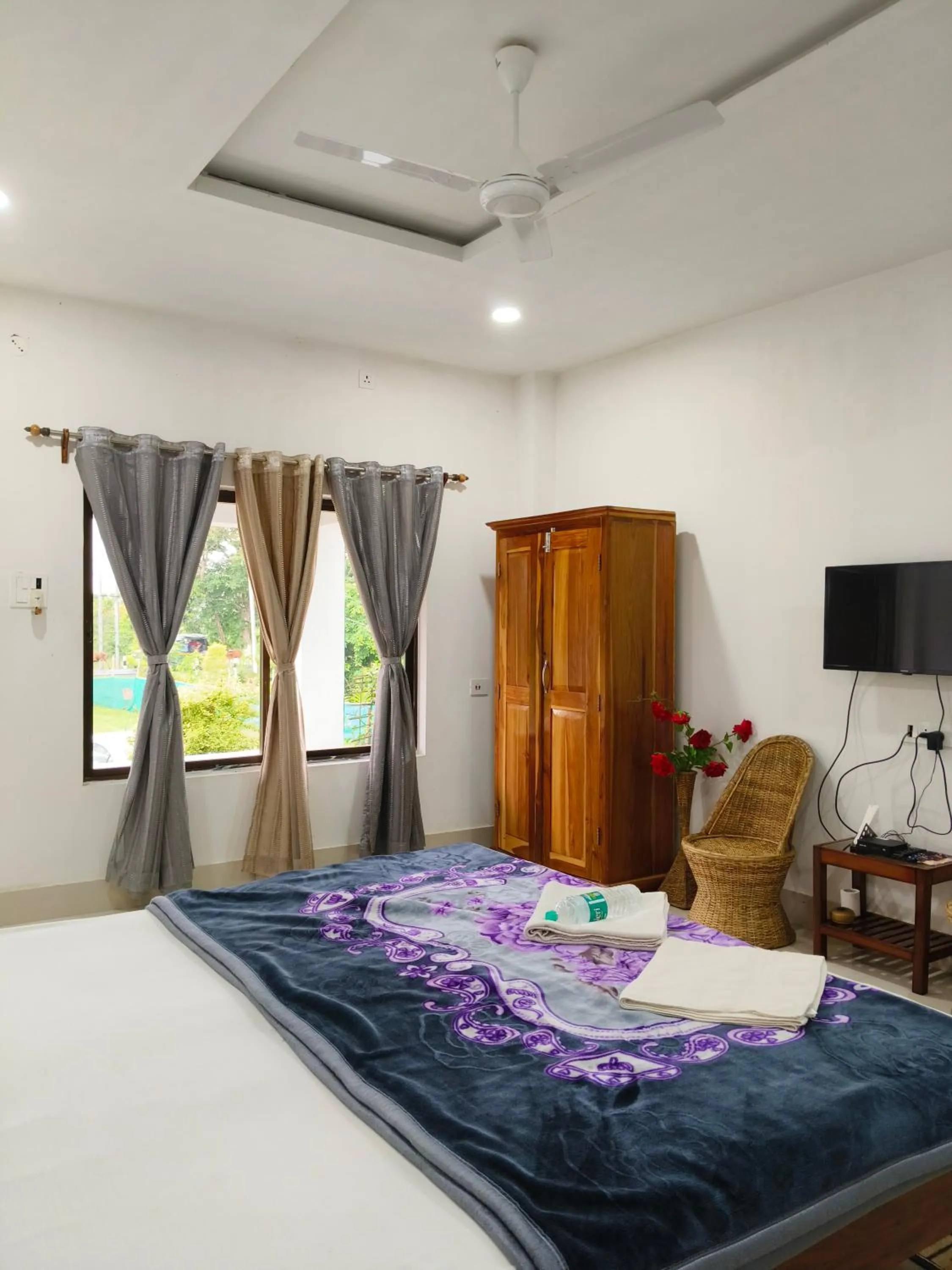 Bedroom, Bed in Shivaji Inn Kaziranga